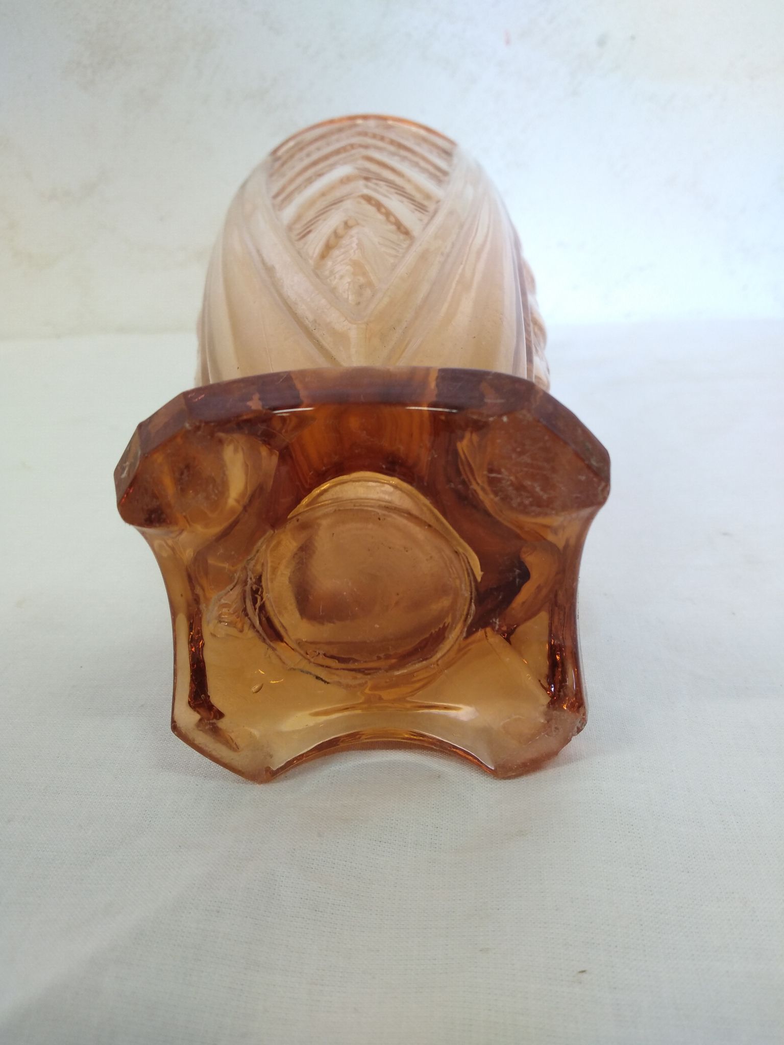 Vase en verre soufflé rose art déco