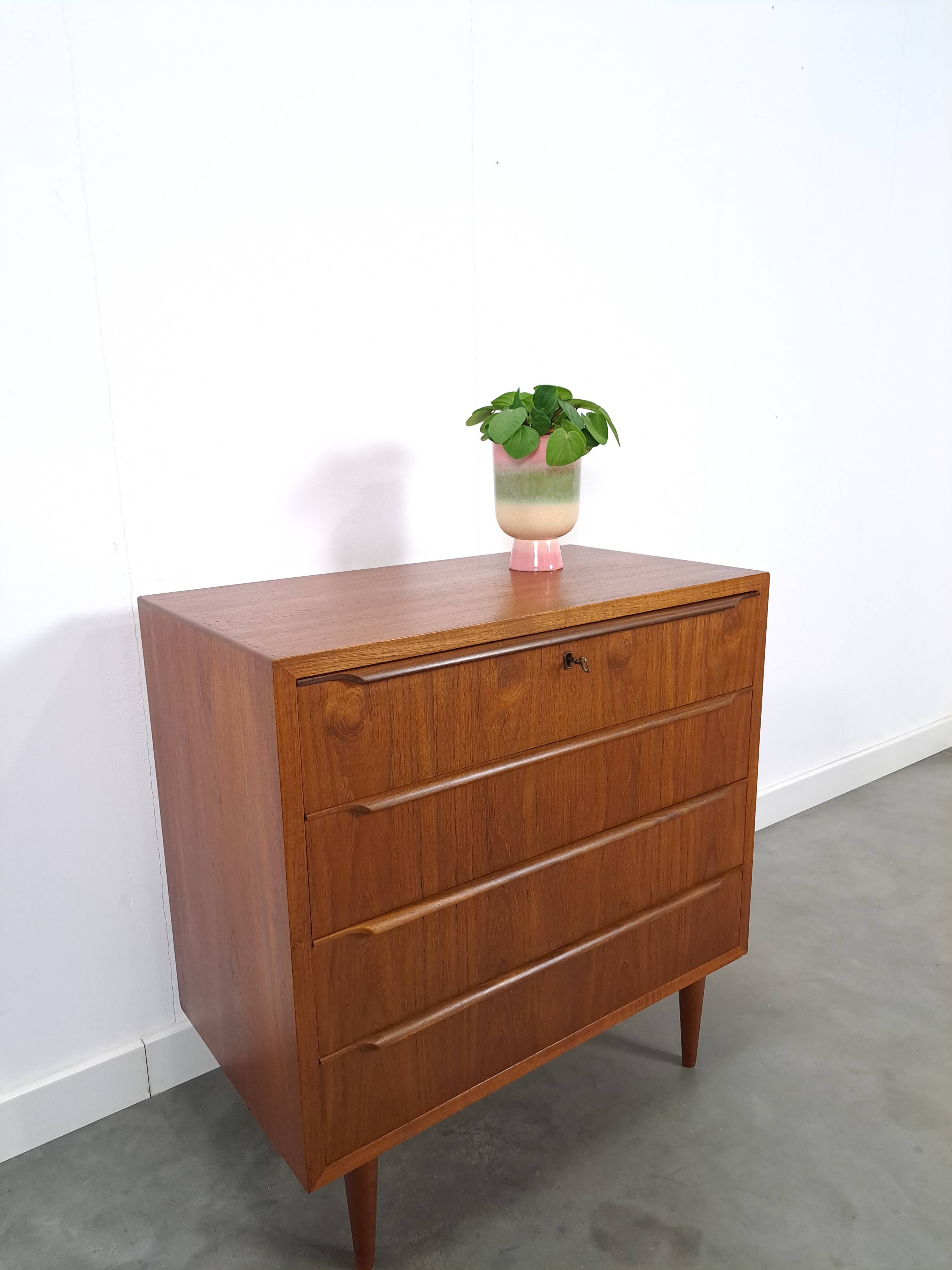 Teak Deense ladekast met 4 lades vintage