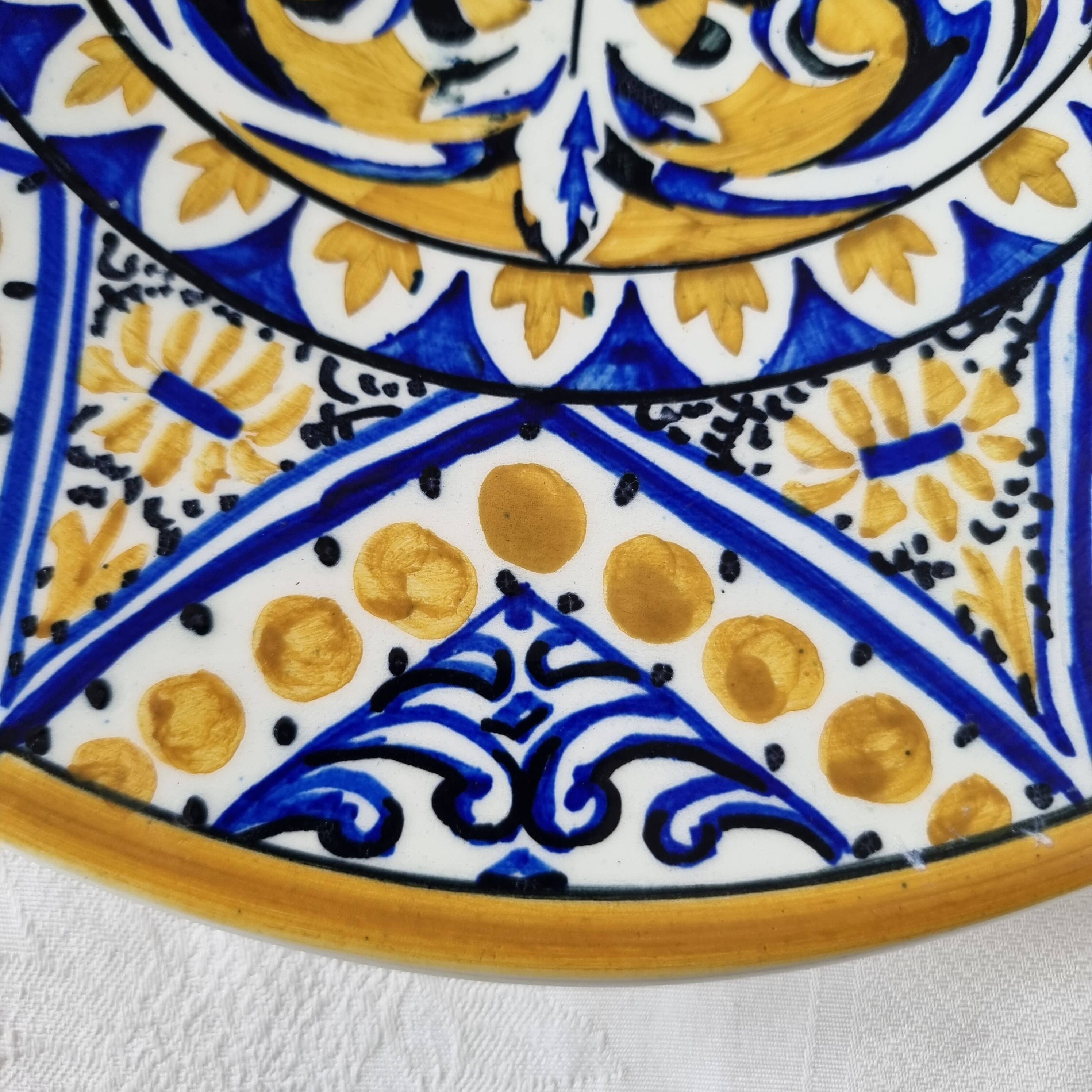 Ancienne assiette en céramique ou faïence espagnole fabriquée et peinte à la main Milieu du siècle