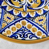 Ancienne assiette en céramique ou faïence espagnole fabriquée et peinte à la main Milieu du siècle