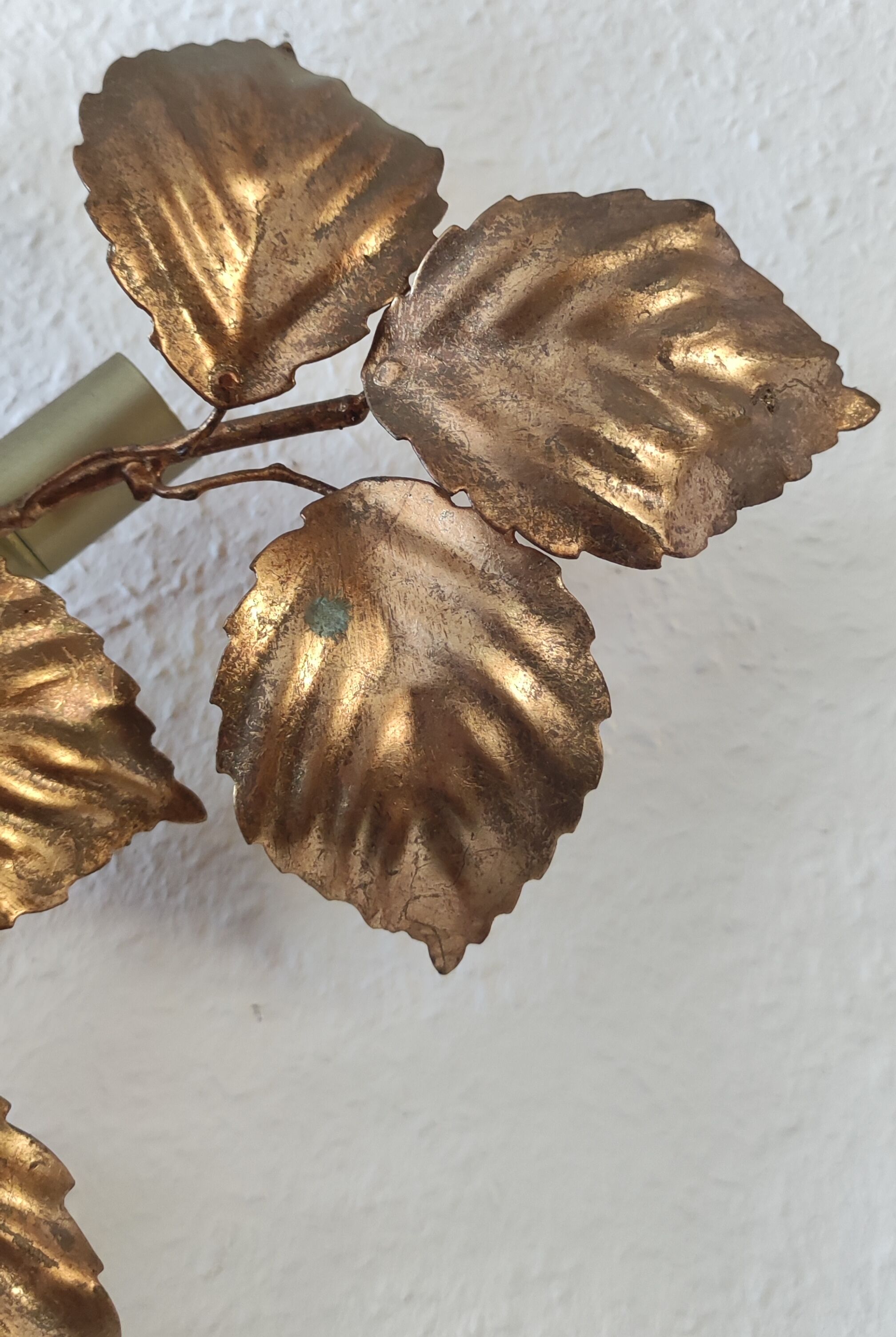 Design wall lamp in gold metal