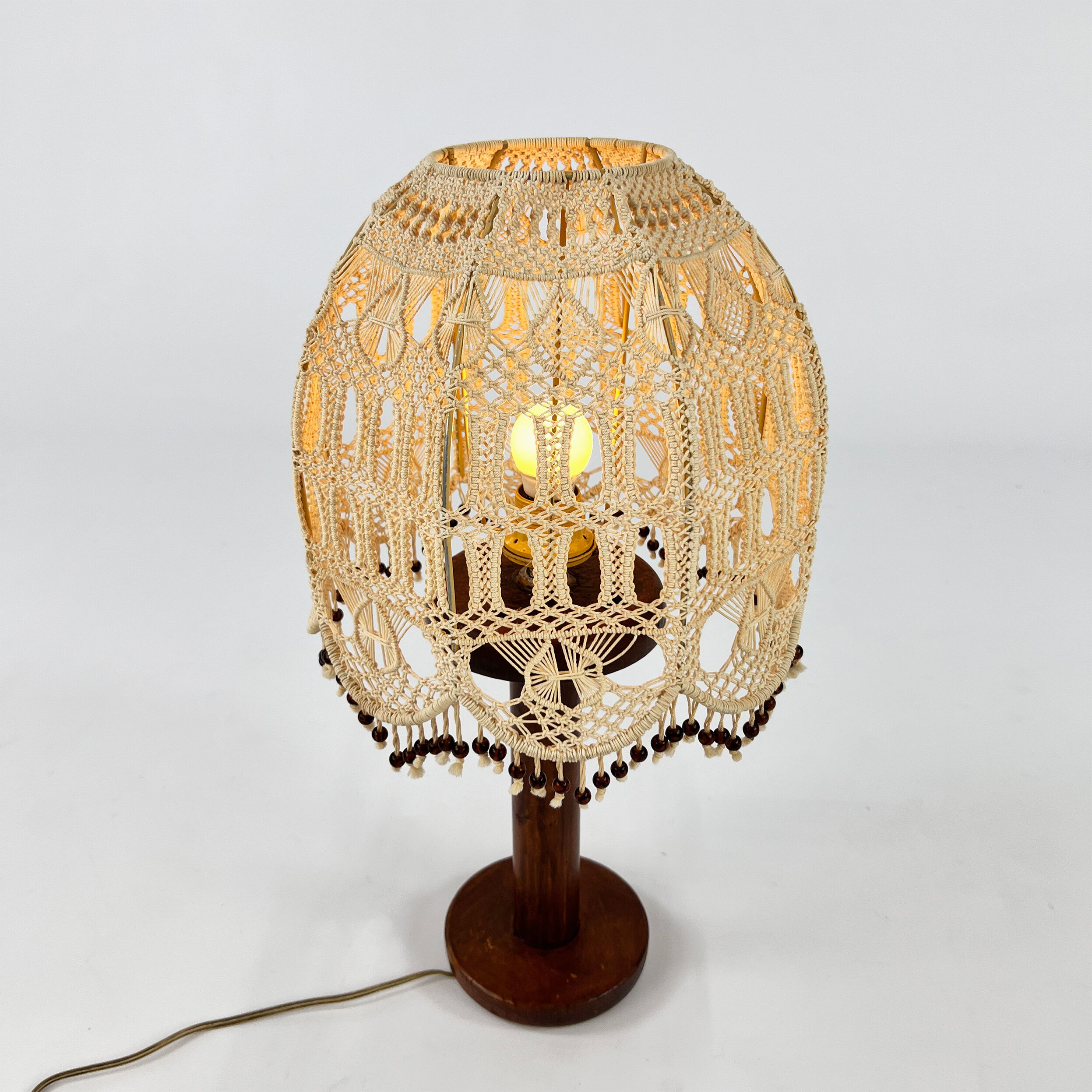 Lampe de table avec base en chêne et abat-jour en macramé, années 1960