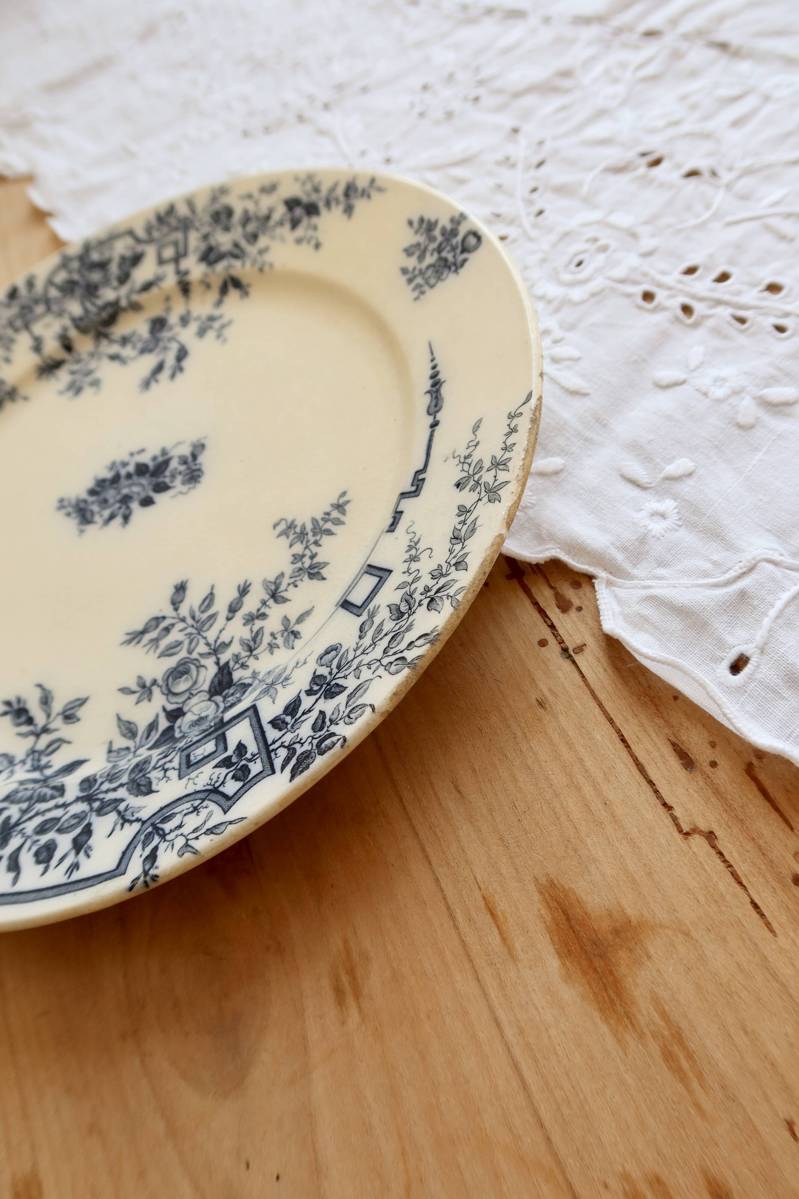 Assiette plate ancienne terre de fer - Badonviller modèle Roses
