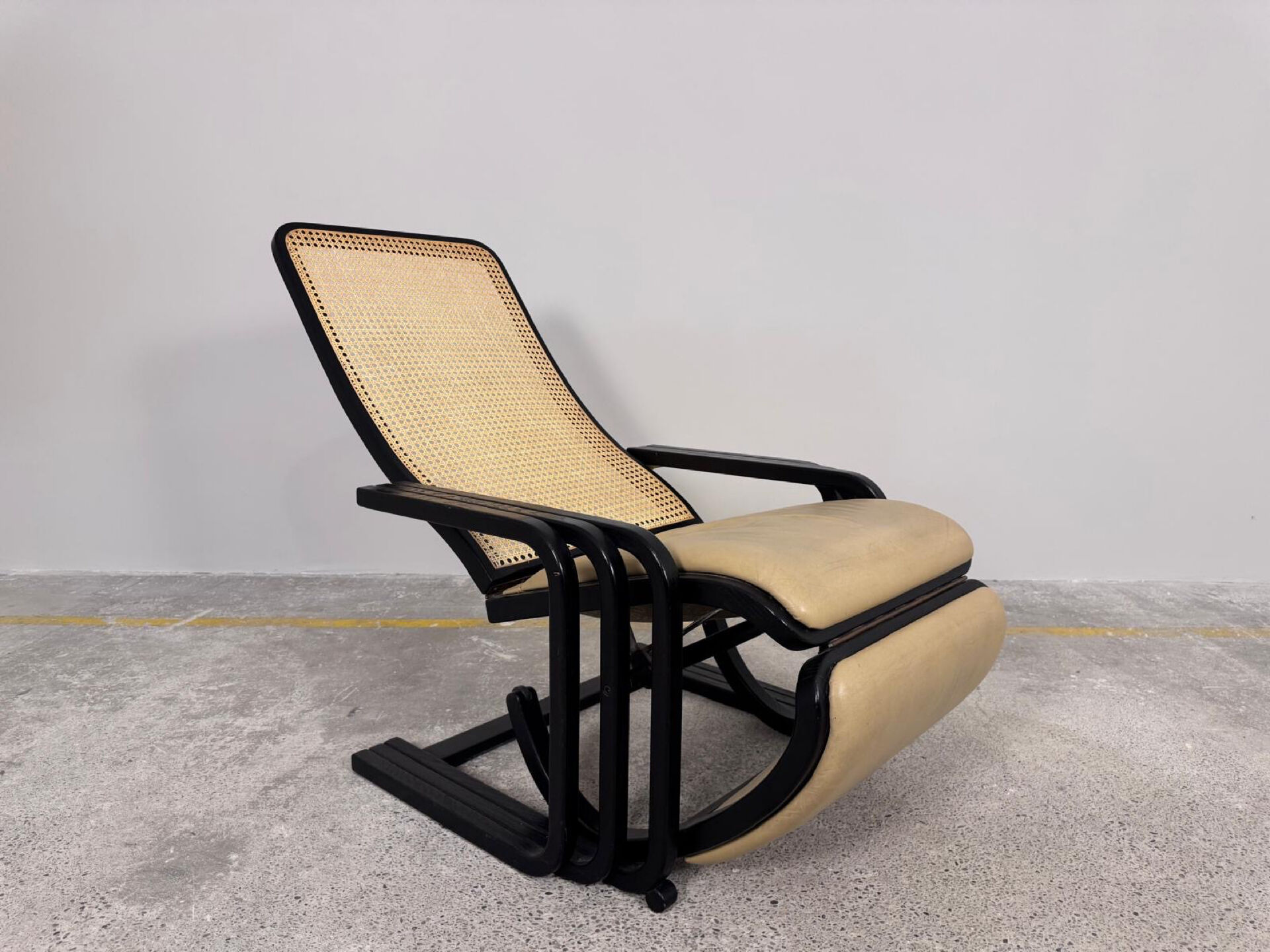 Rocking-chair viennois en bois courbé, cuir et cannage