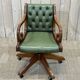 Fauteuil de bureau anglais Chesterfield en cuir vert