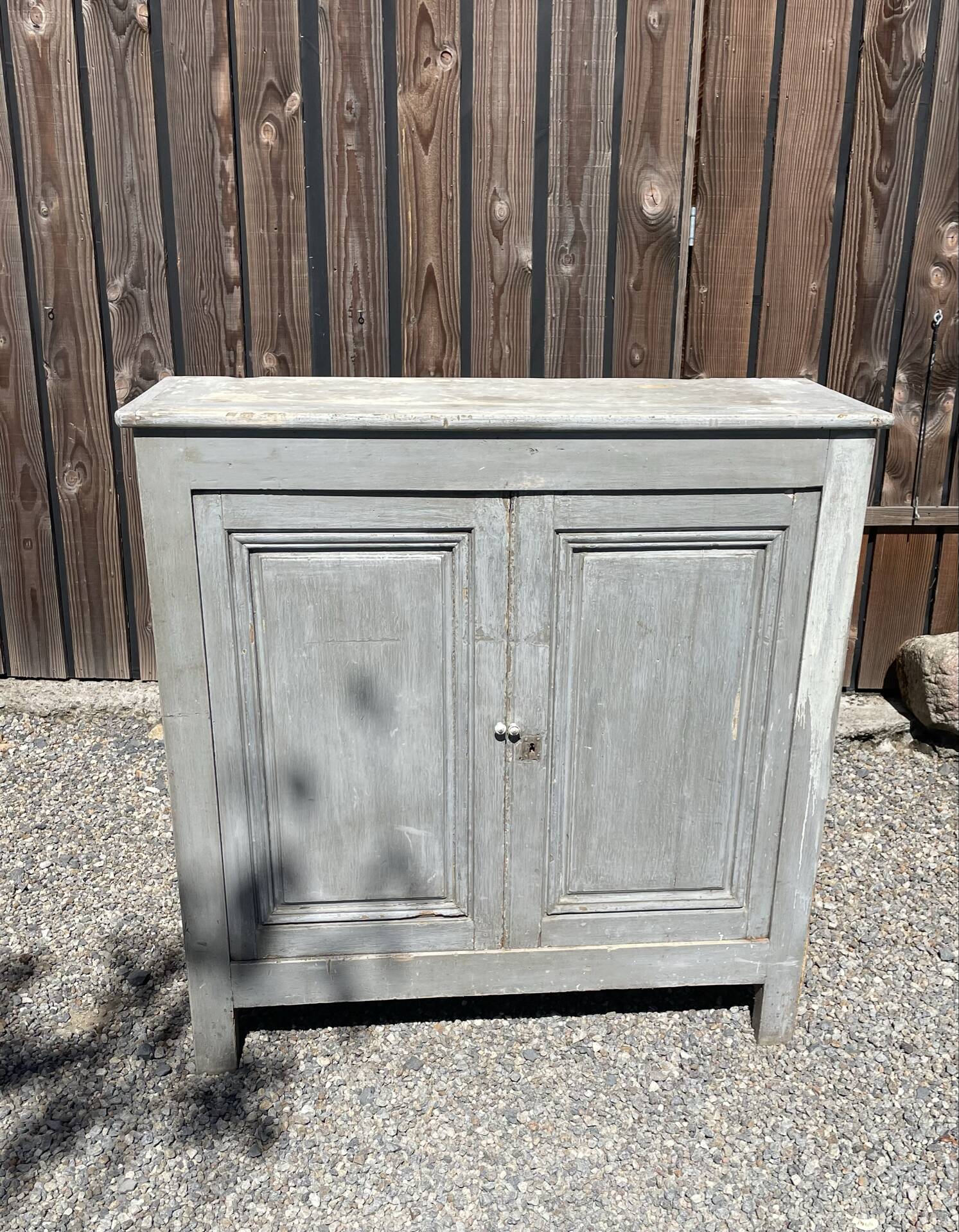 Buffet parisien en bois ancien gris