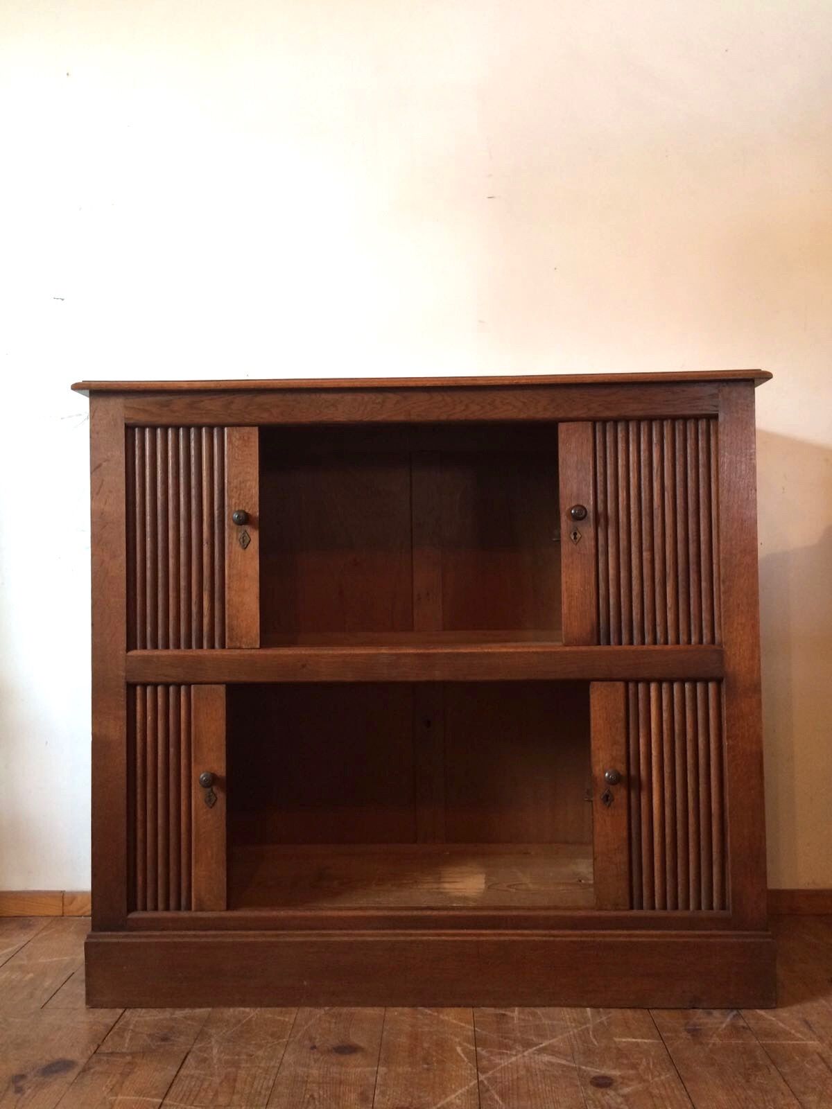 Meuble à rideaux