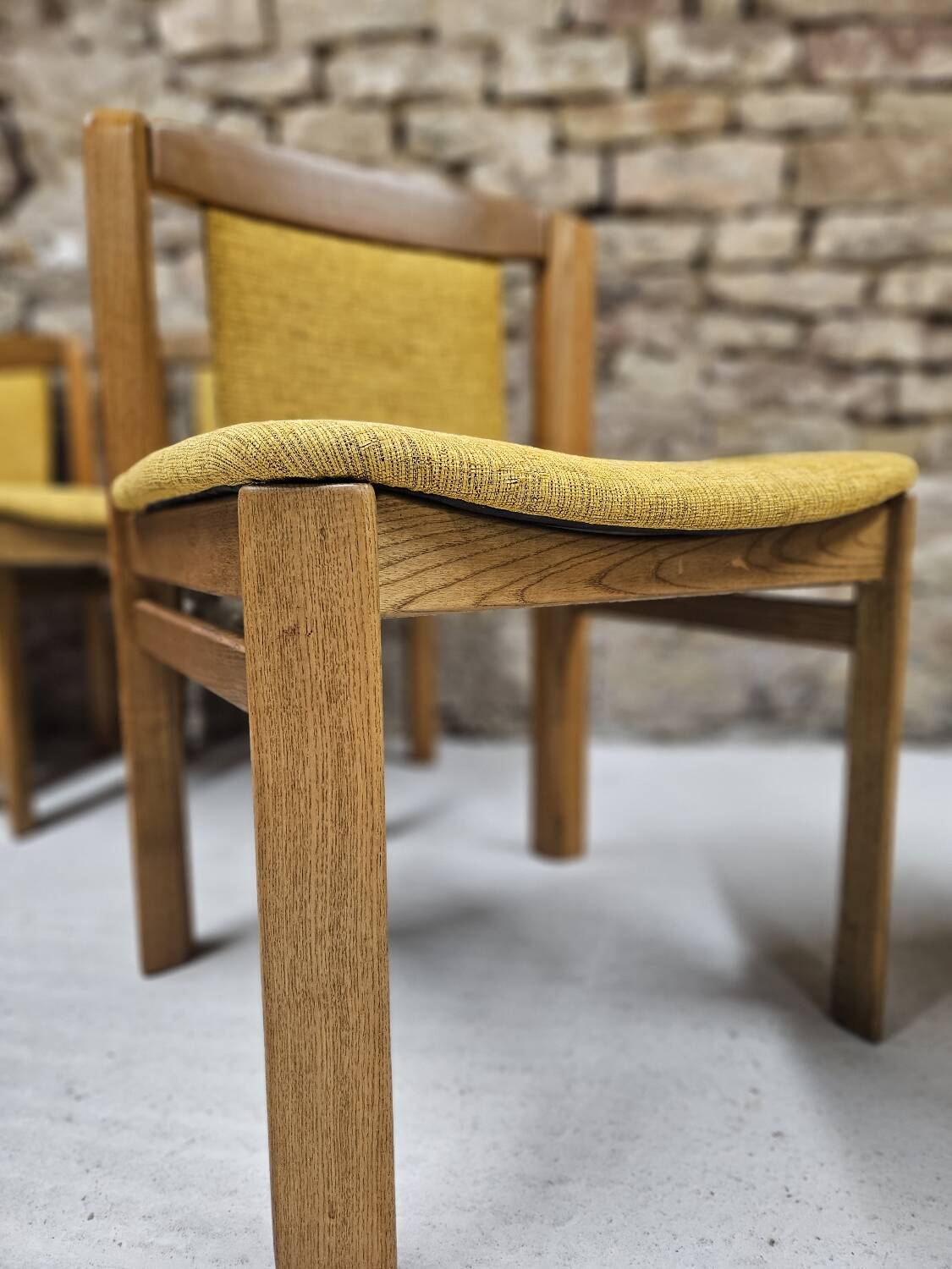 4 chaises en tissu et bois, 1970