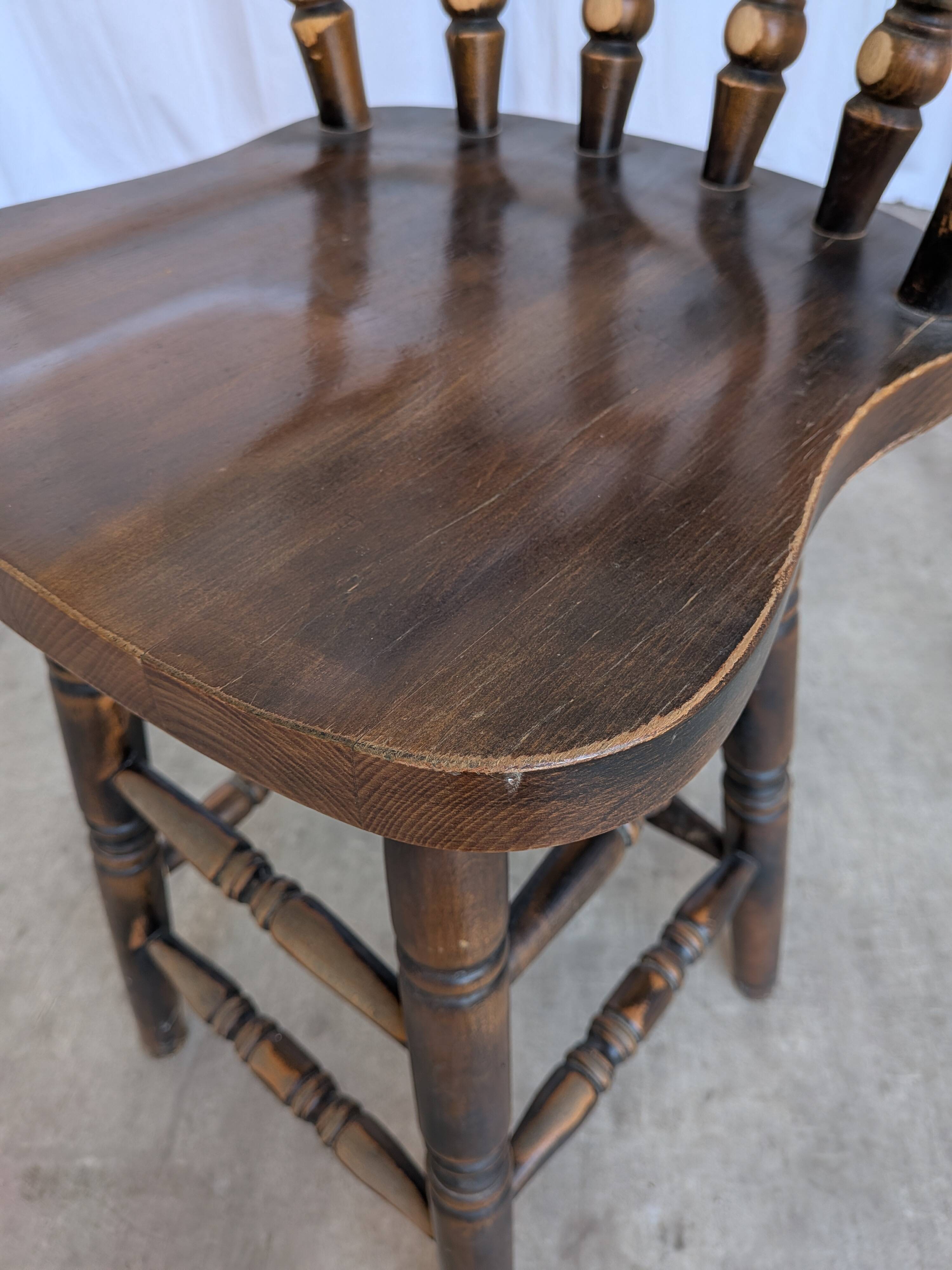 Chaise de bar en bois sculpté vintage : tabouret haut de ferme des années 1970