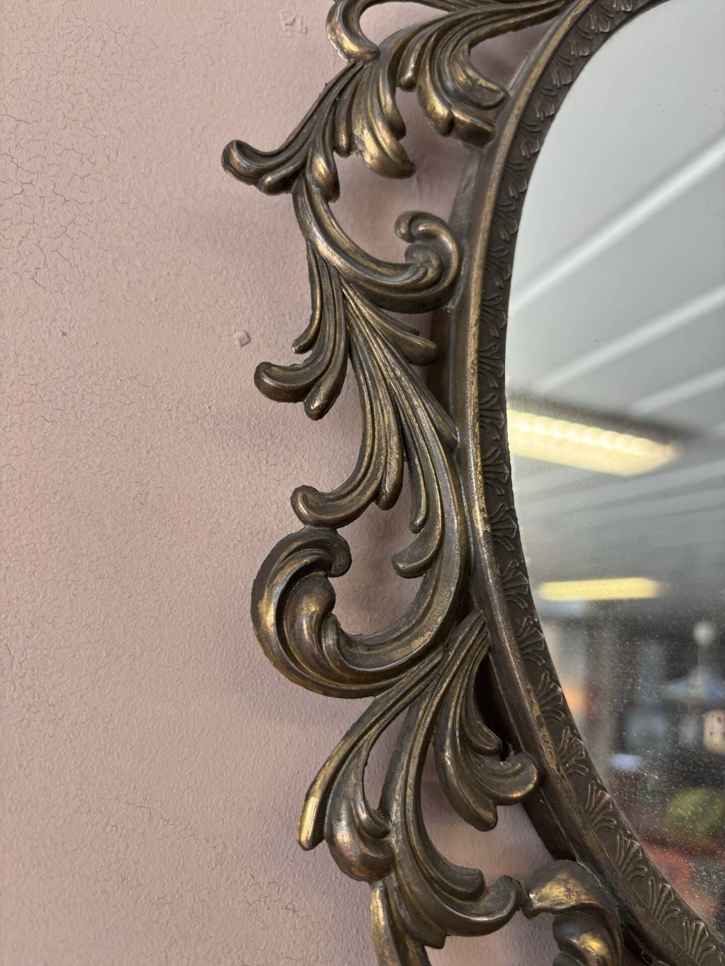 Miroir en bronze à volutes style rocaille