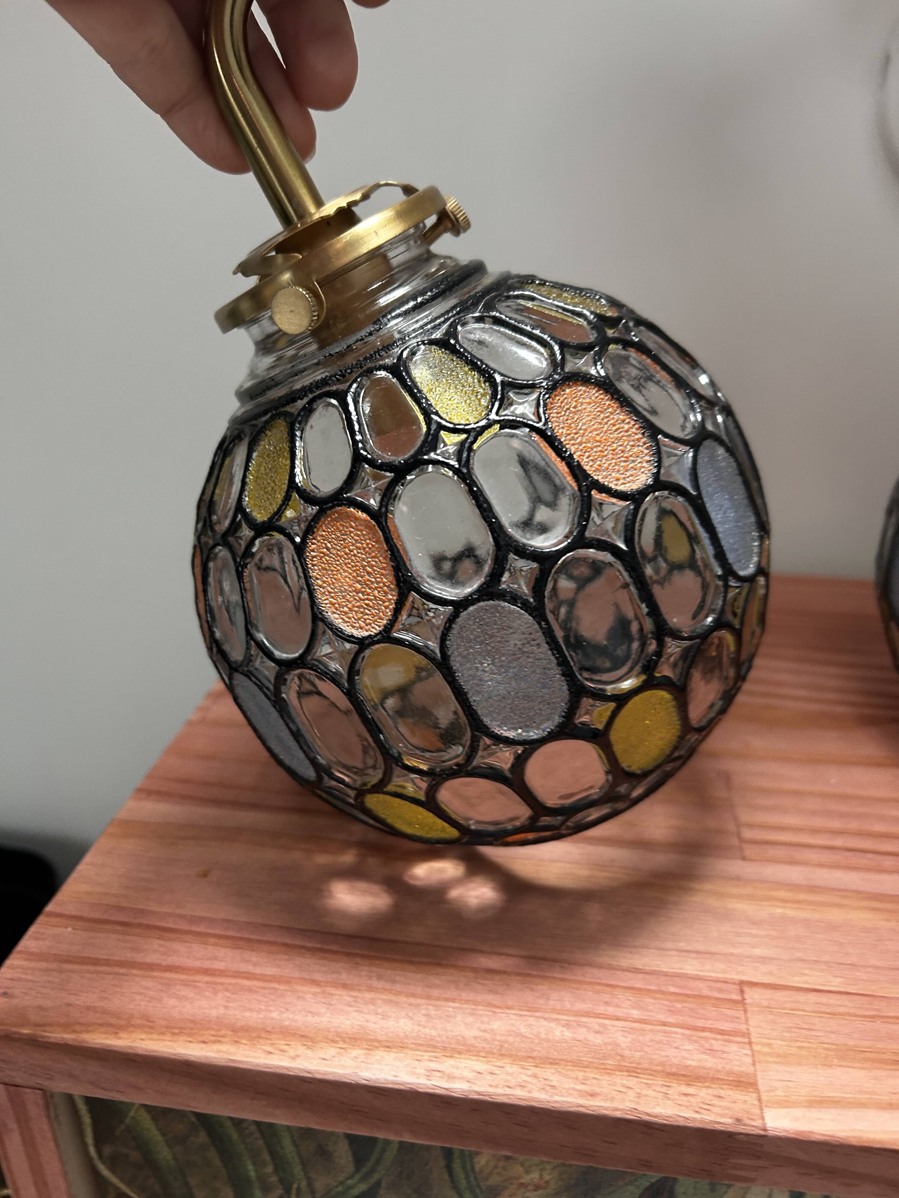 Paire d’appliques murales globes à facettes multicolores