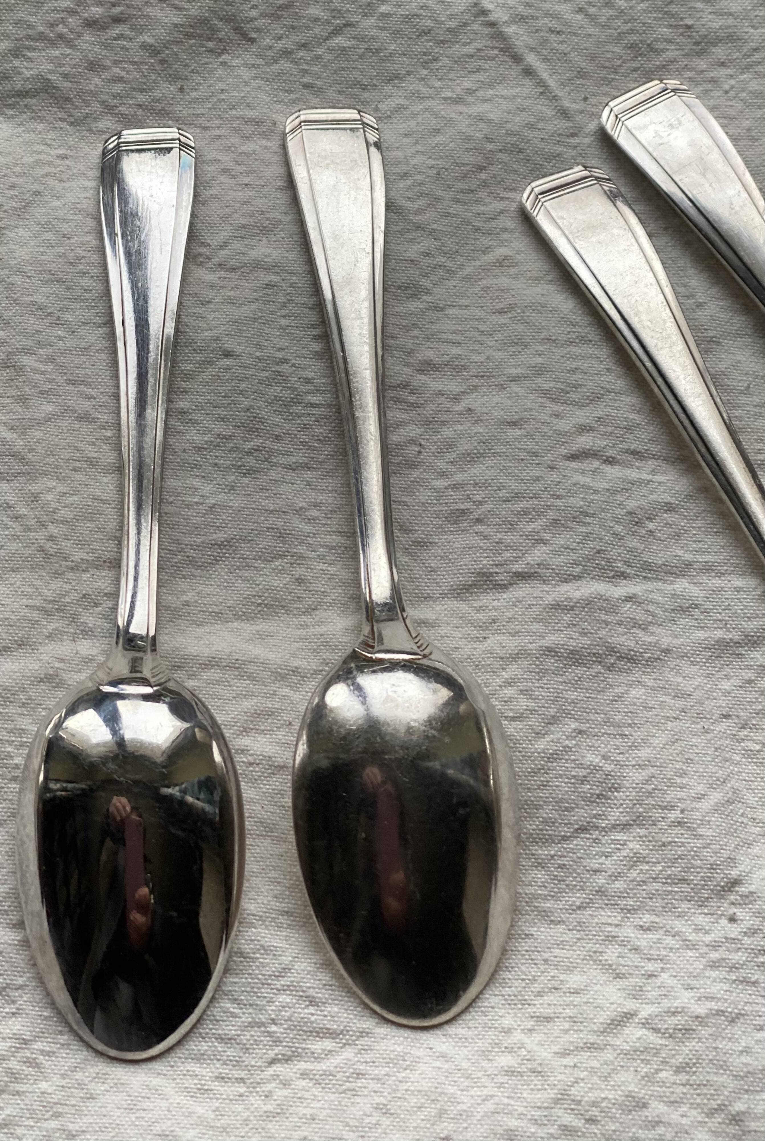 Set of 12 silver-plated metal Art Deco teaspoons.