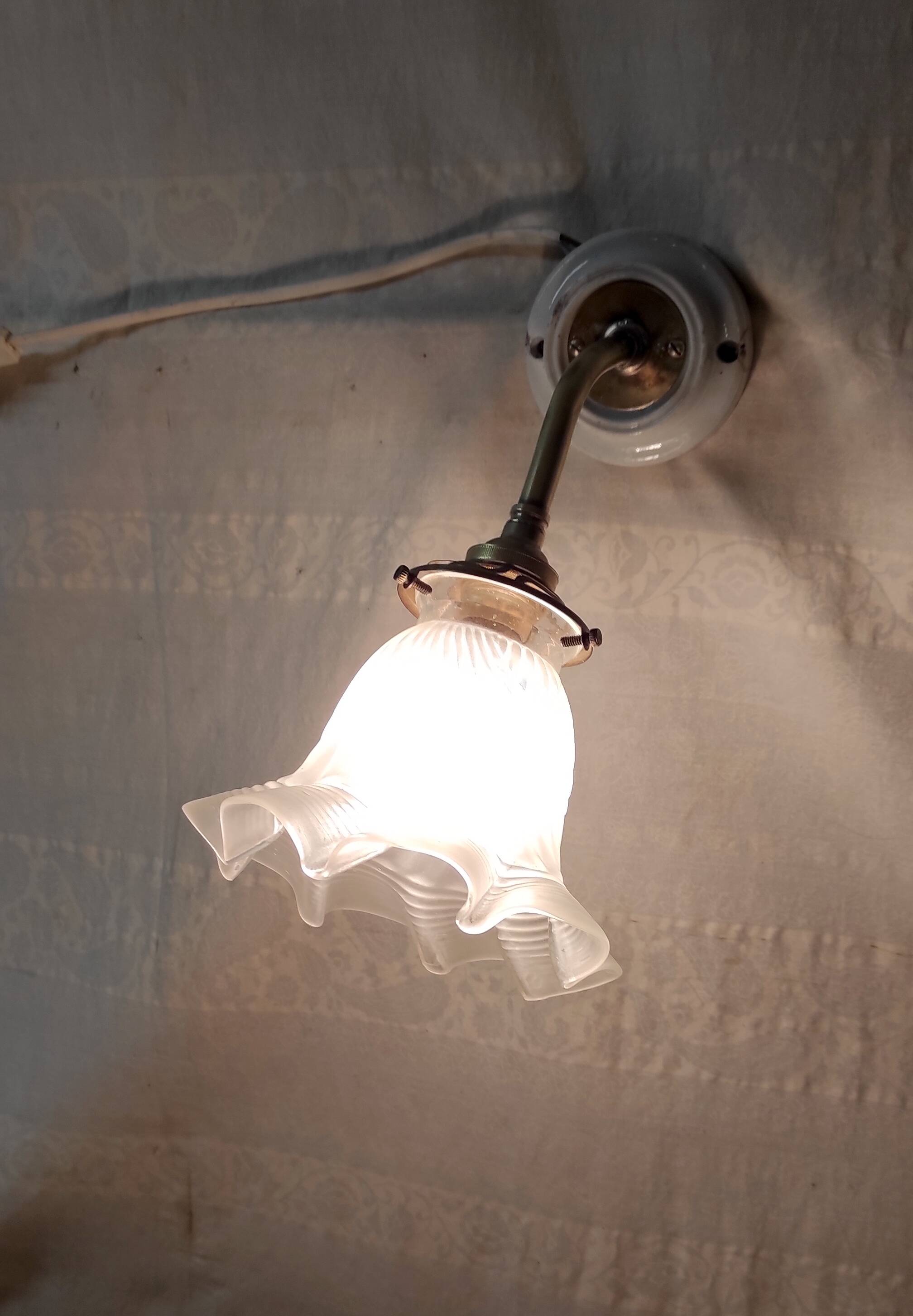 Art Deco wall sconce in porcelain, brass and crystal - early 20th century