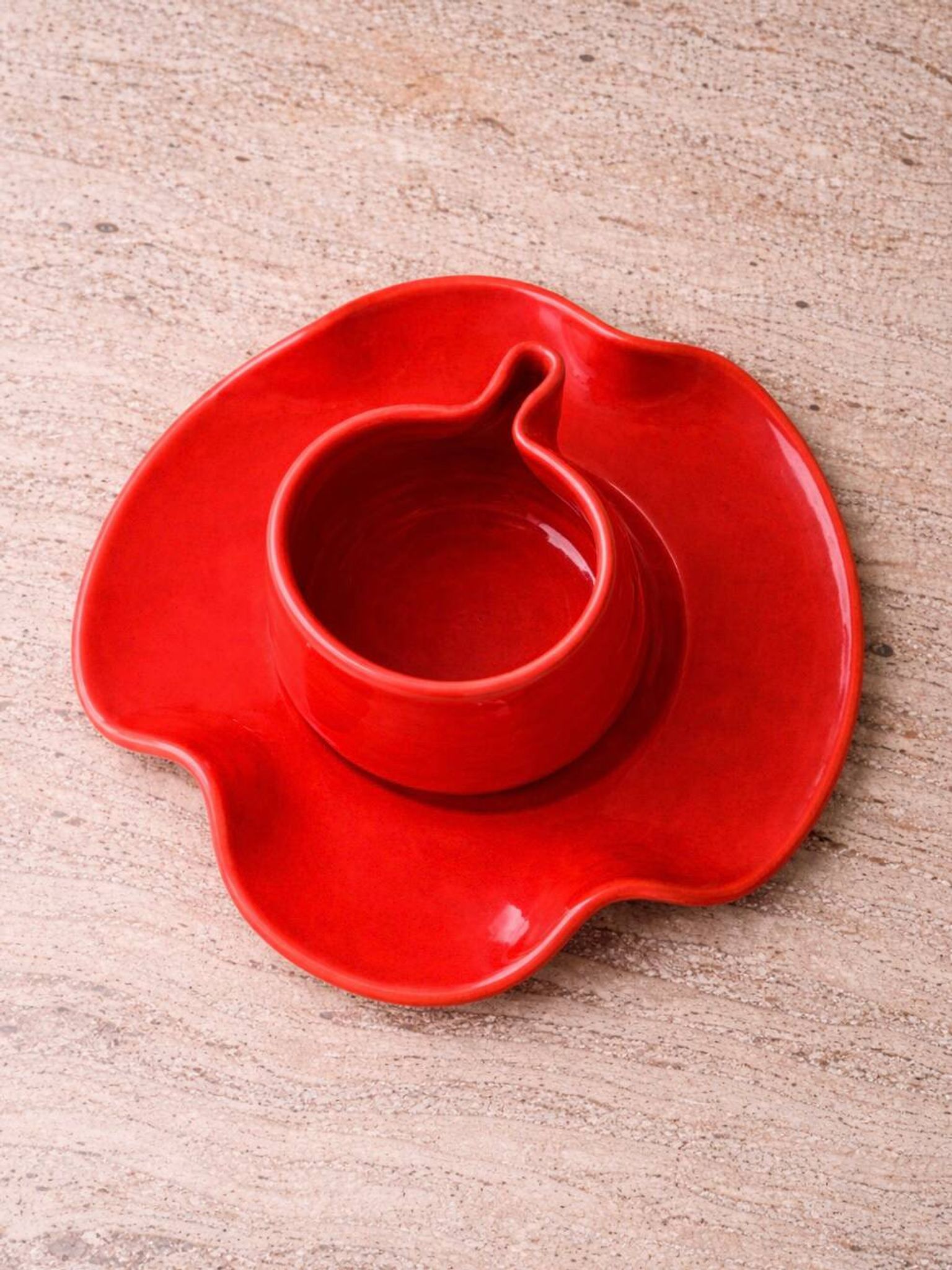 Set of wavy ceramic cup and saucer - poppy red