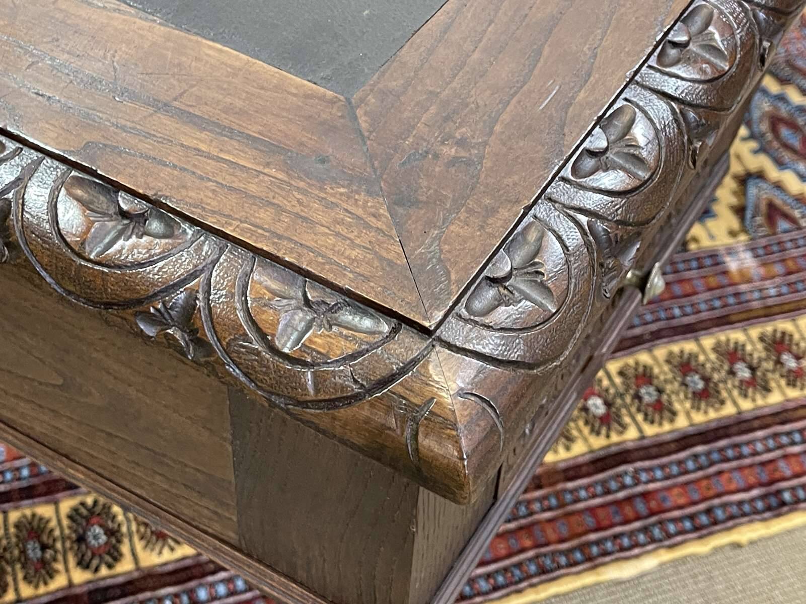 Breton desk in chestnut wood from the early 20th century.