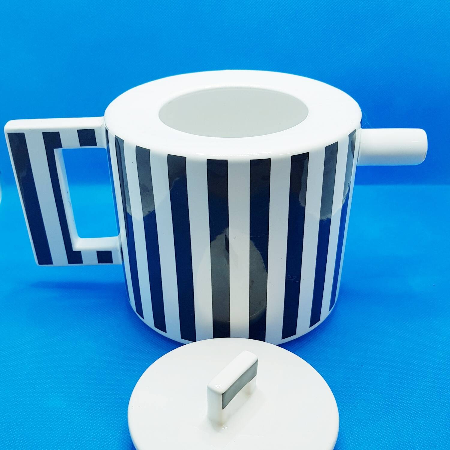 Grande théière rayée monochrome