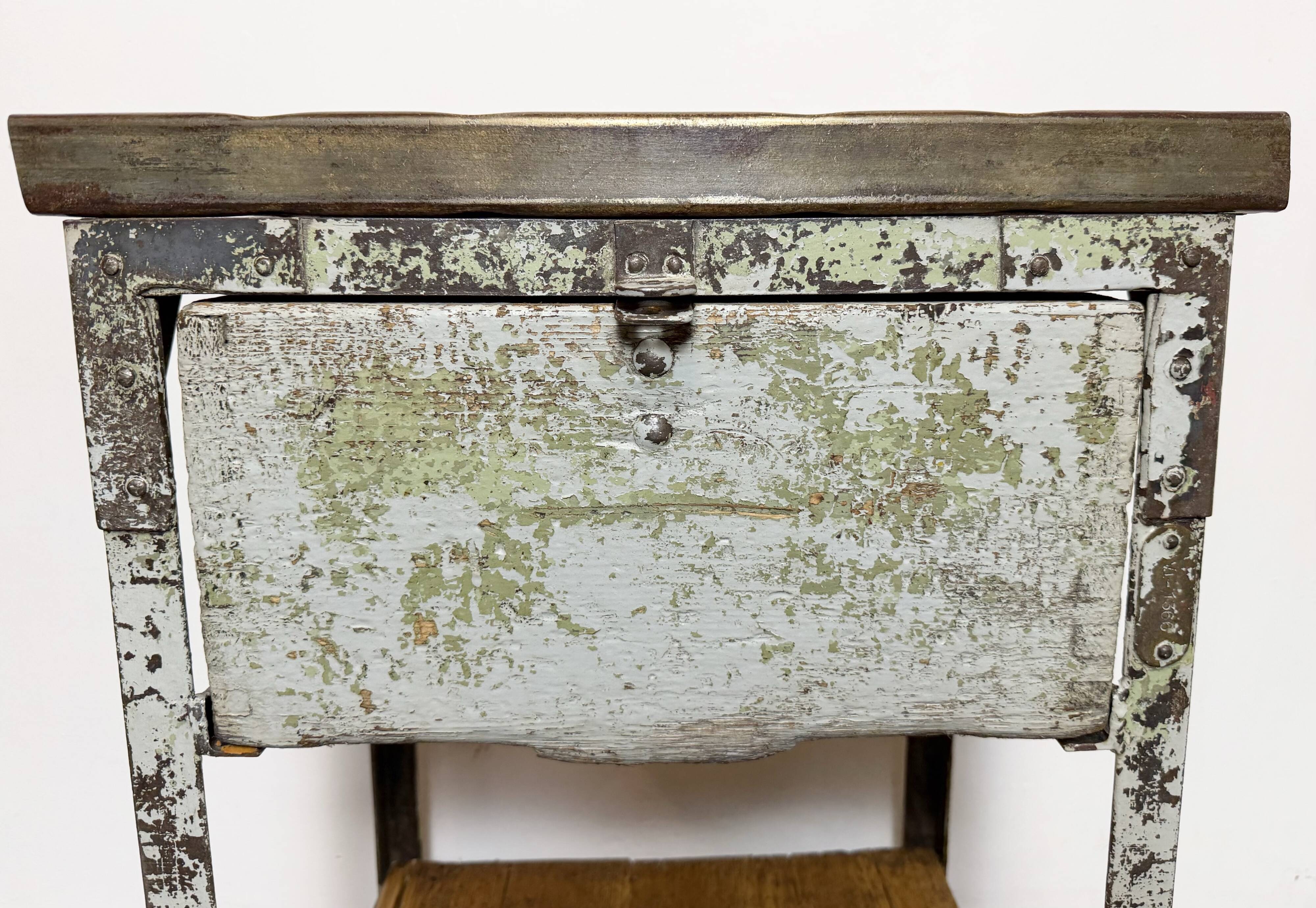 Commode en fer industriel gris, années 1950