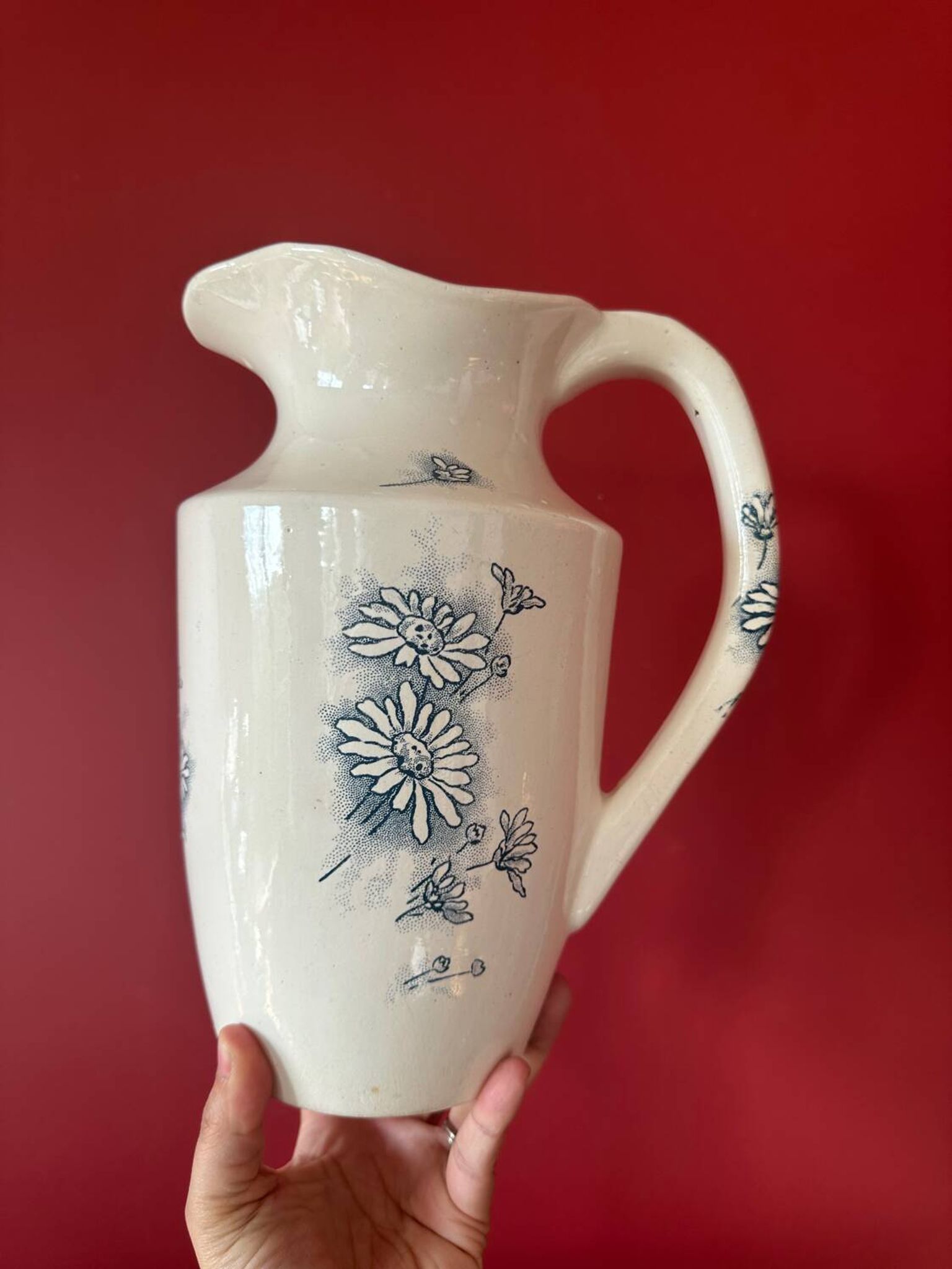 Broc, vase ancien en terre de fer