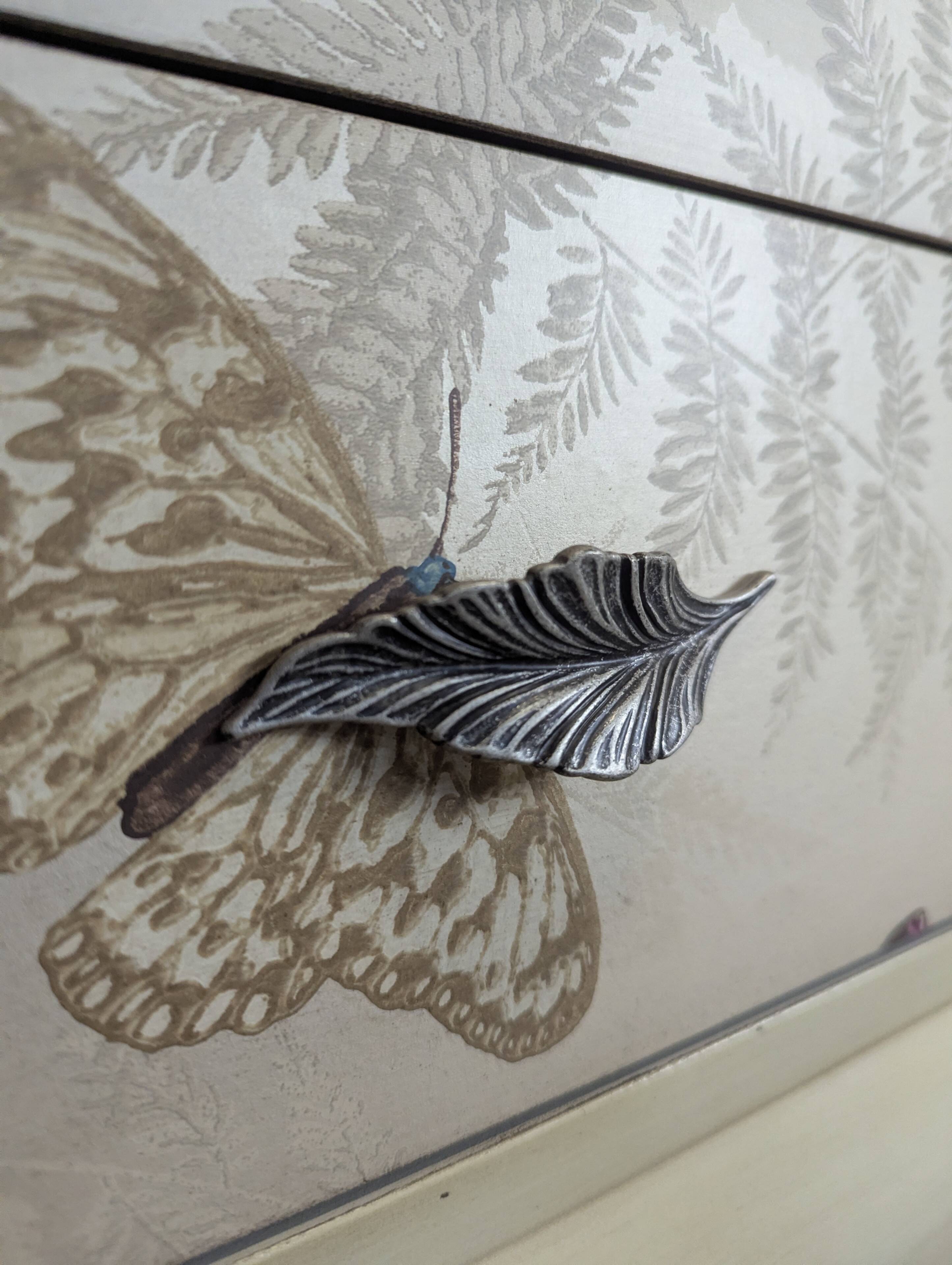Commode Grange laquée à motif de papillons