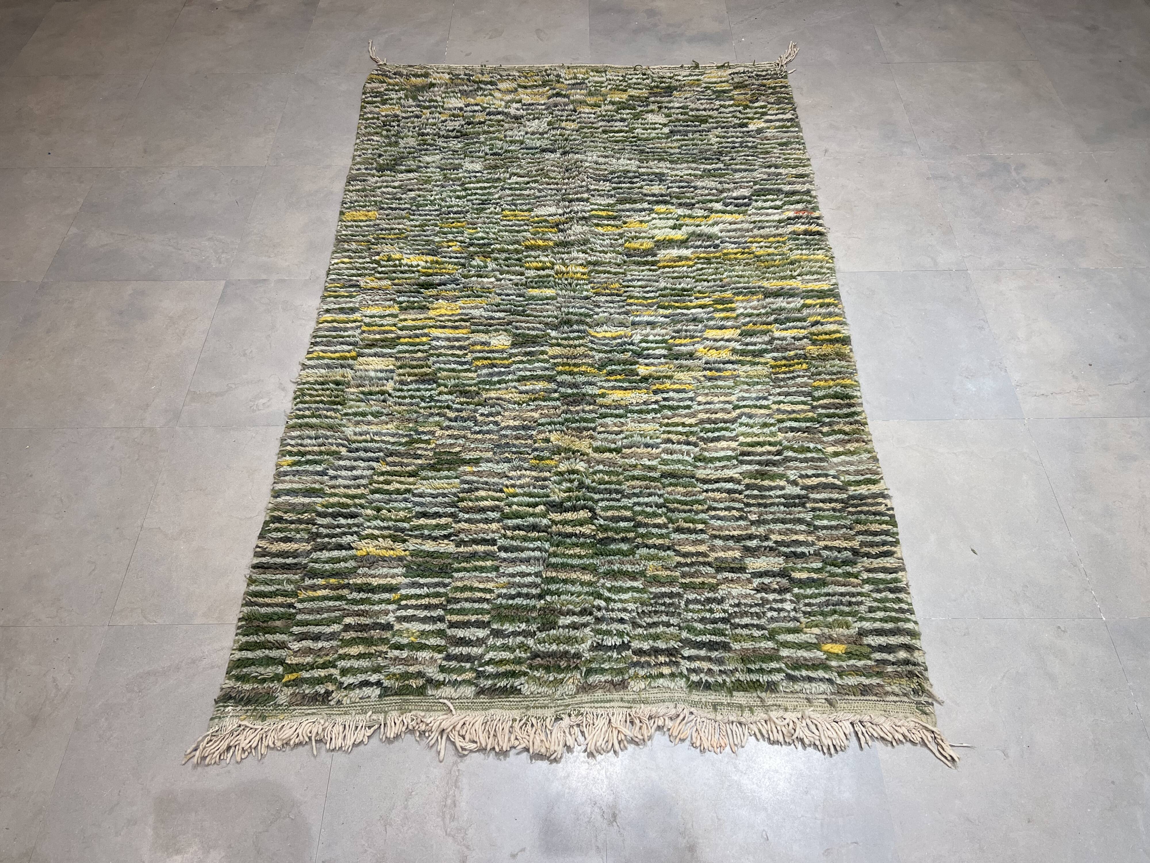Mottled green carpet 155x250cm