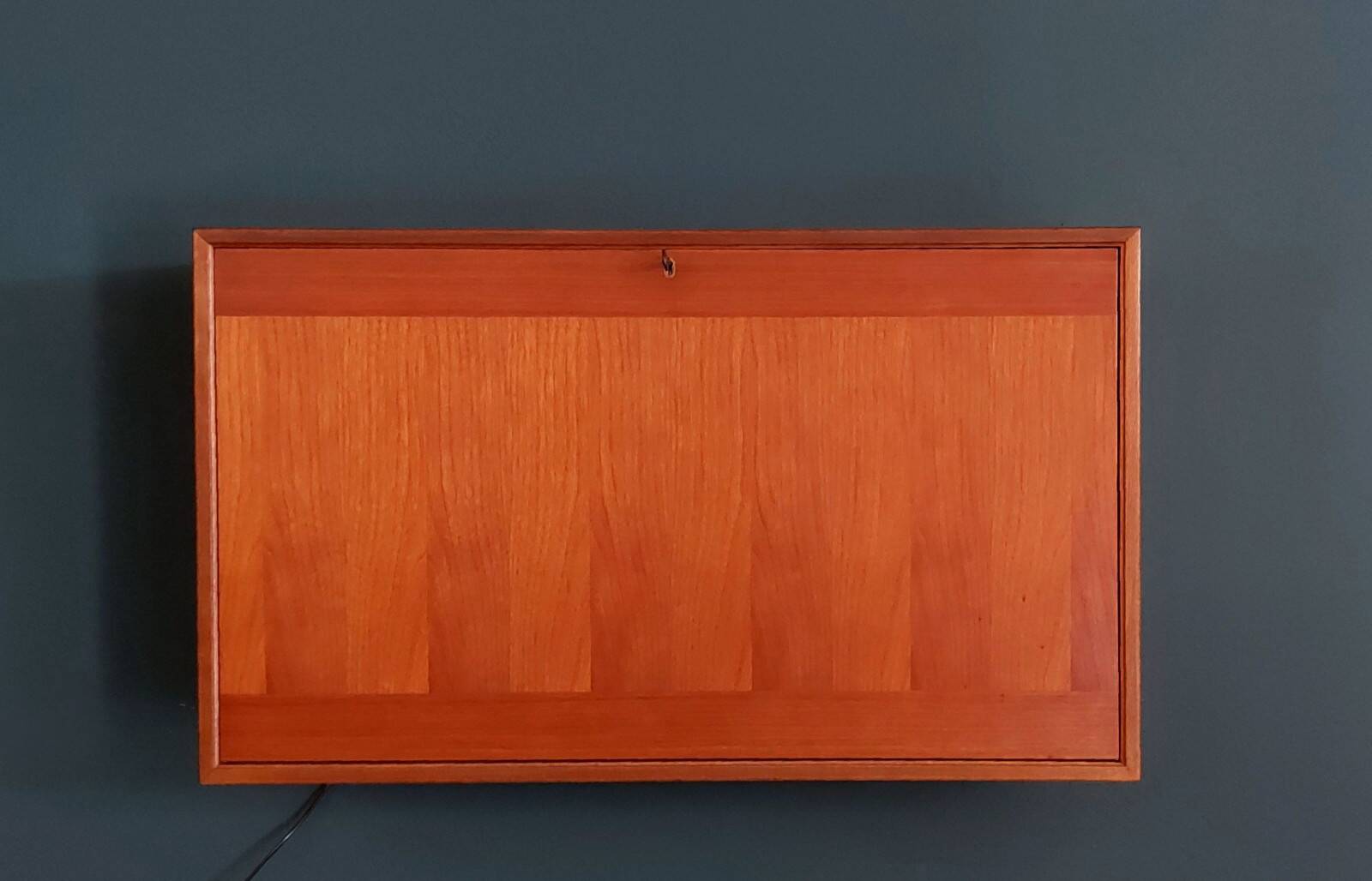 Meuble en teck, barre suspendue, Danemark 1960