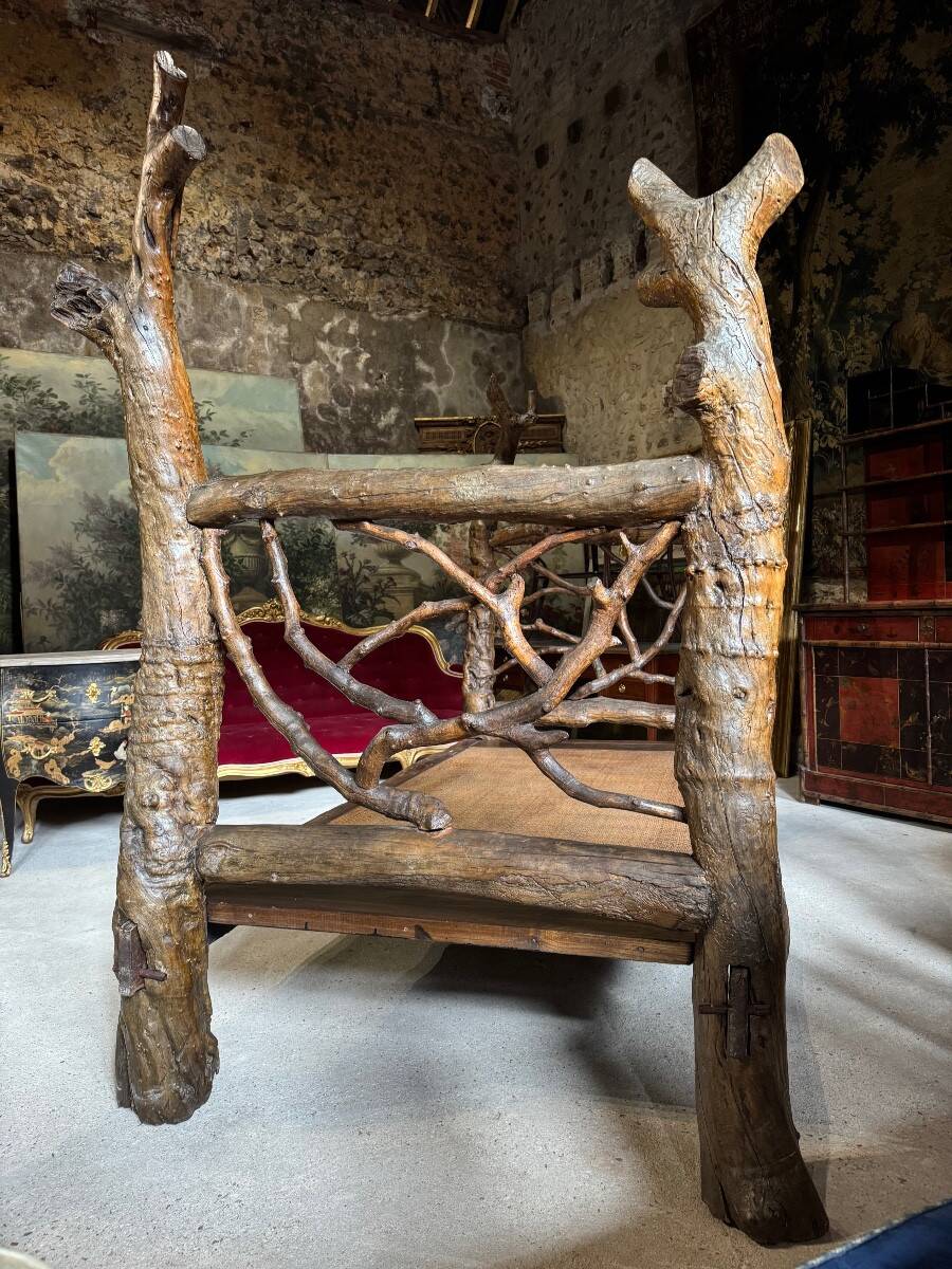 Lit brutaliste en bois exotique vers 1970