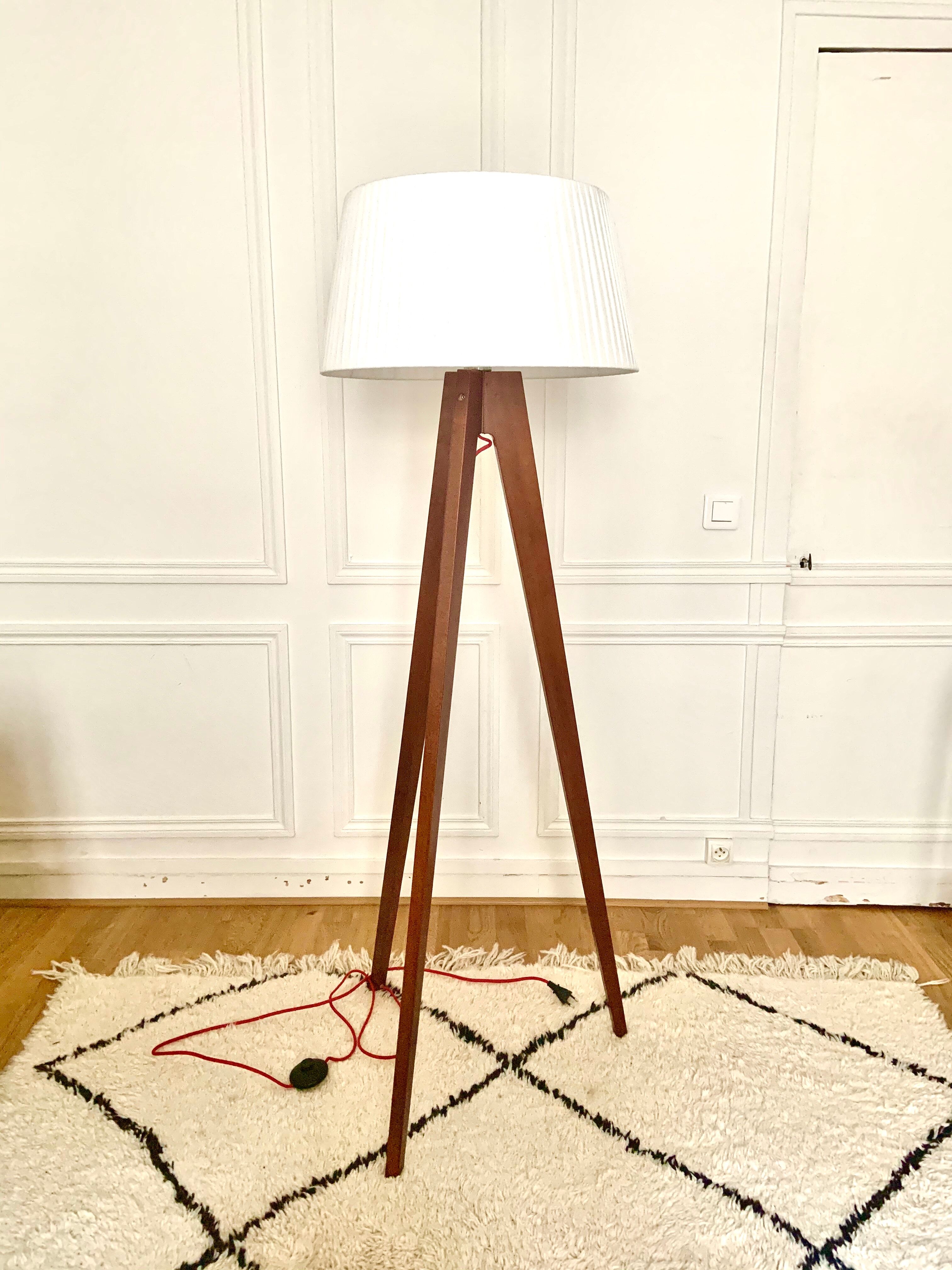 Tripod lamppost