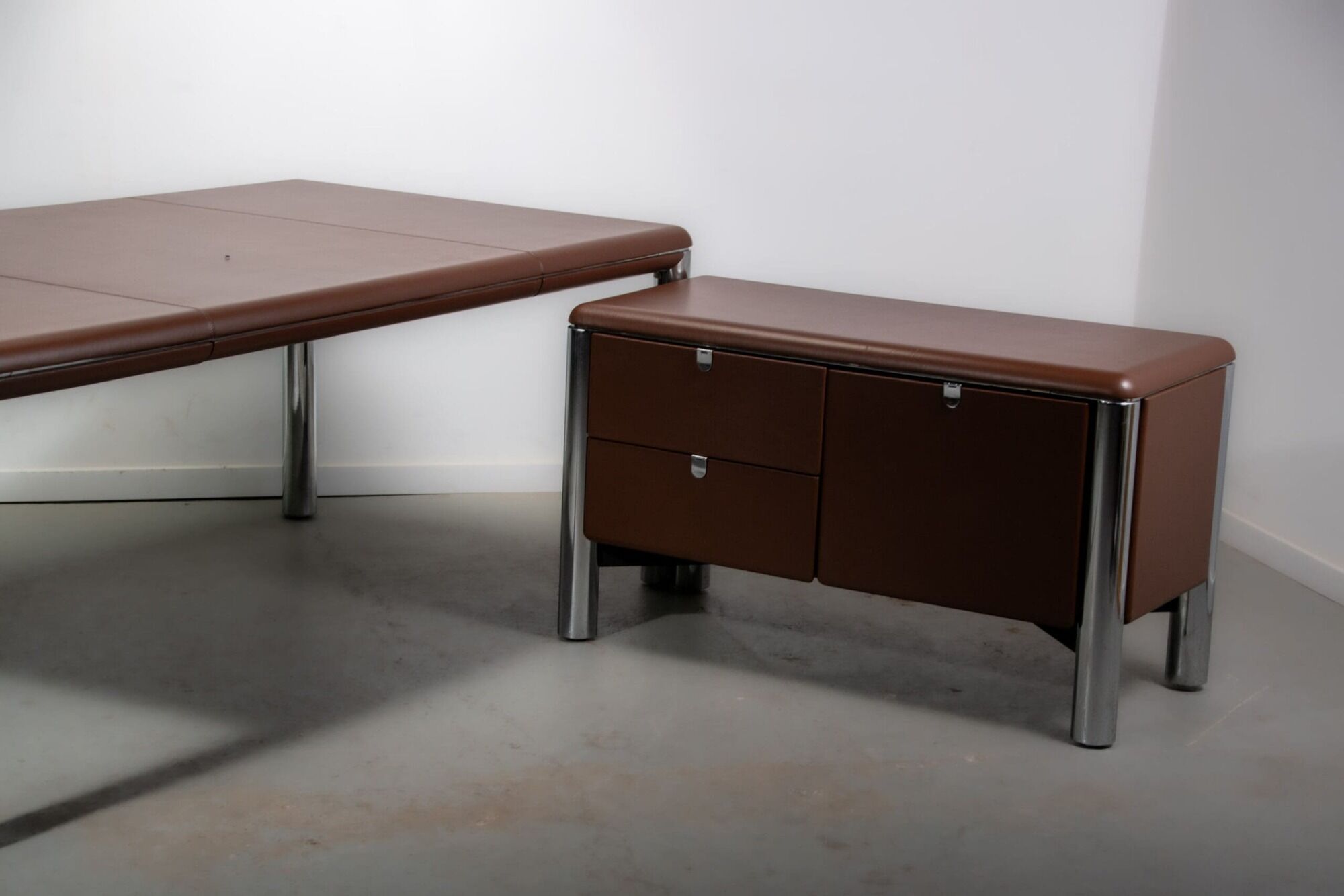 No. 3055D table desk and No. 3076 credenza extension from the Pfister Executive Office Collection for KnollStudio, circa 1988