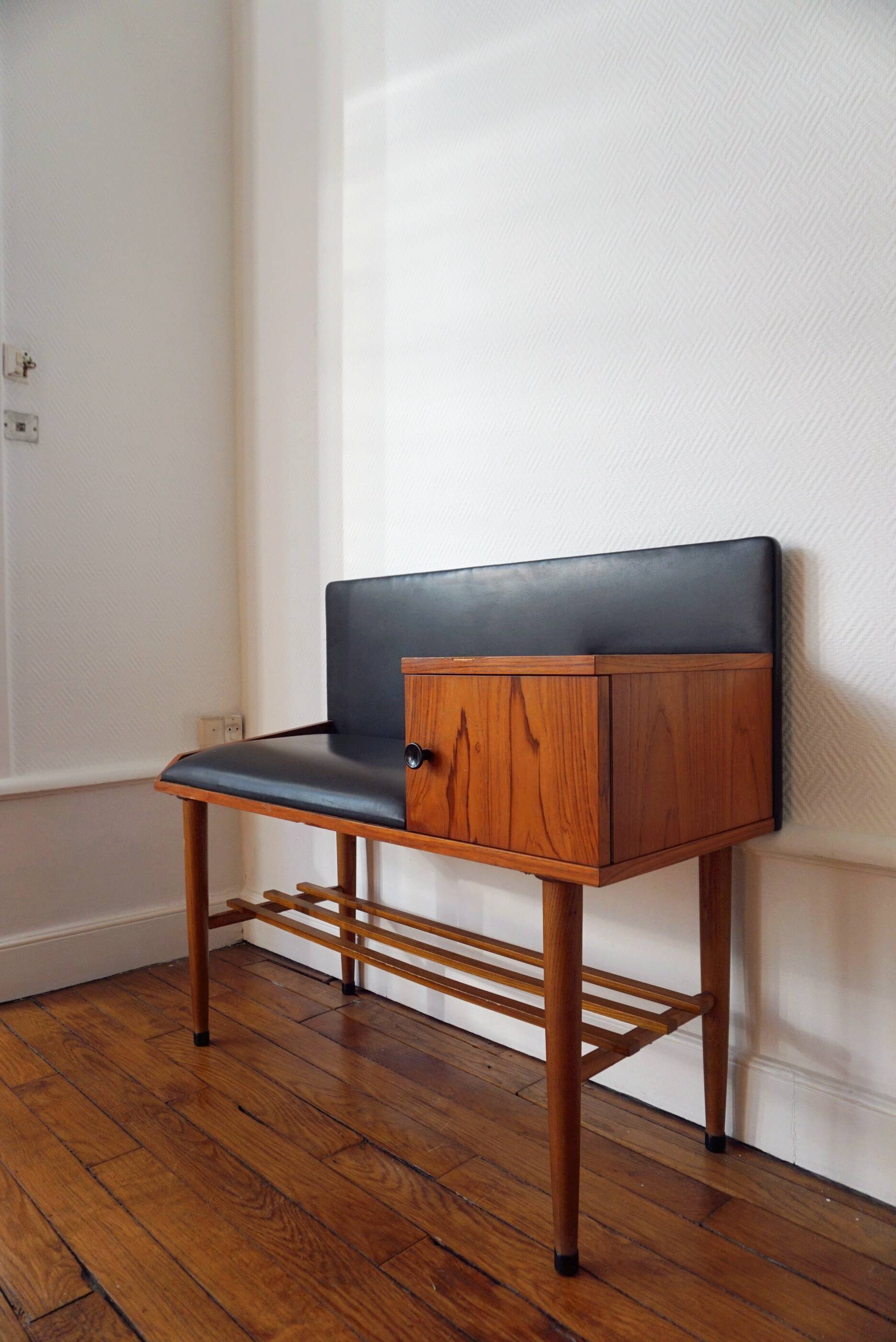 Table in excellent condition and very rare phone