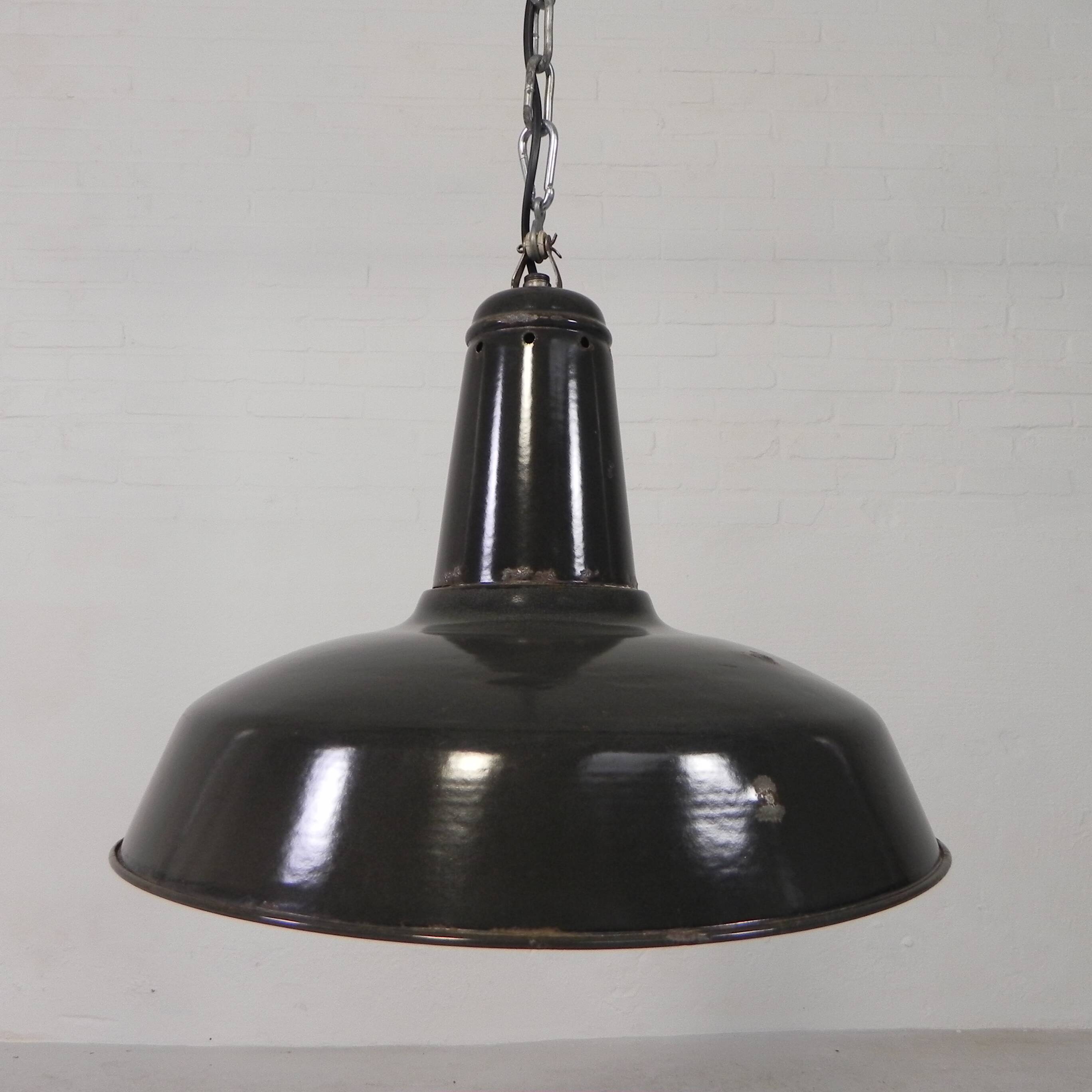 Industrial hanging lamp with enamelled steel shade