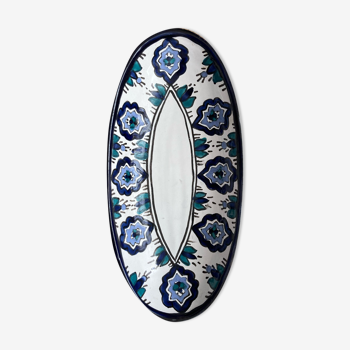 Plat ovale en porcelaine à motifs