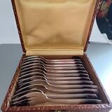 12 Fourchettes à gateaux en métal argenté. Art déco. Dans coffret.