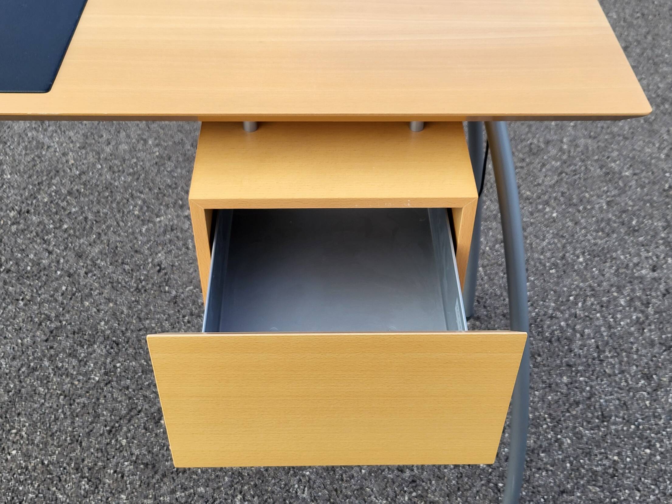 Jean Nouvel desk, Ligne Roset edition, with its original lamp, created for Relais & Châteaux in 1980.