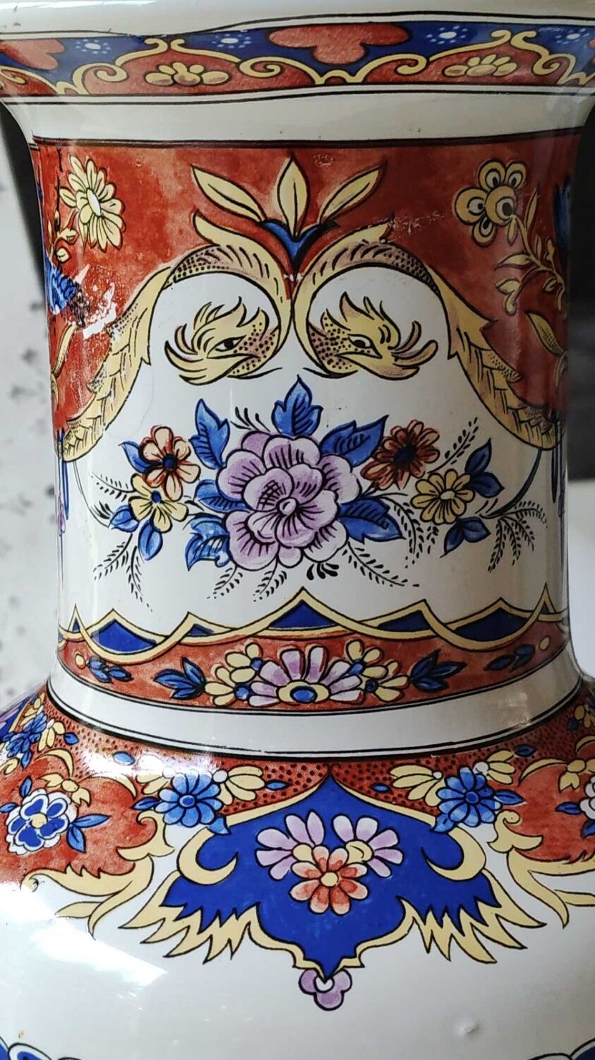 Vase balustre motifs paons/floraux style imari, signé y.p. derevua