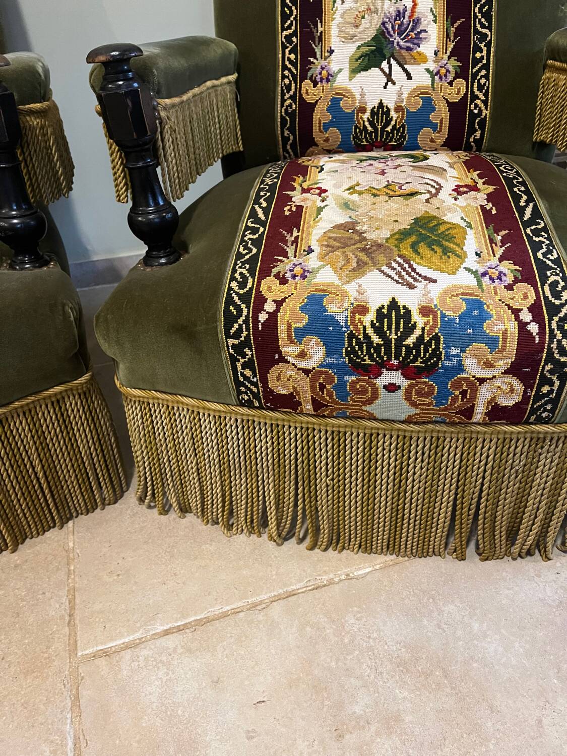 Paire de fauteuils en velours et tapisserie