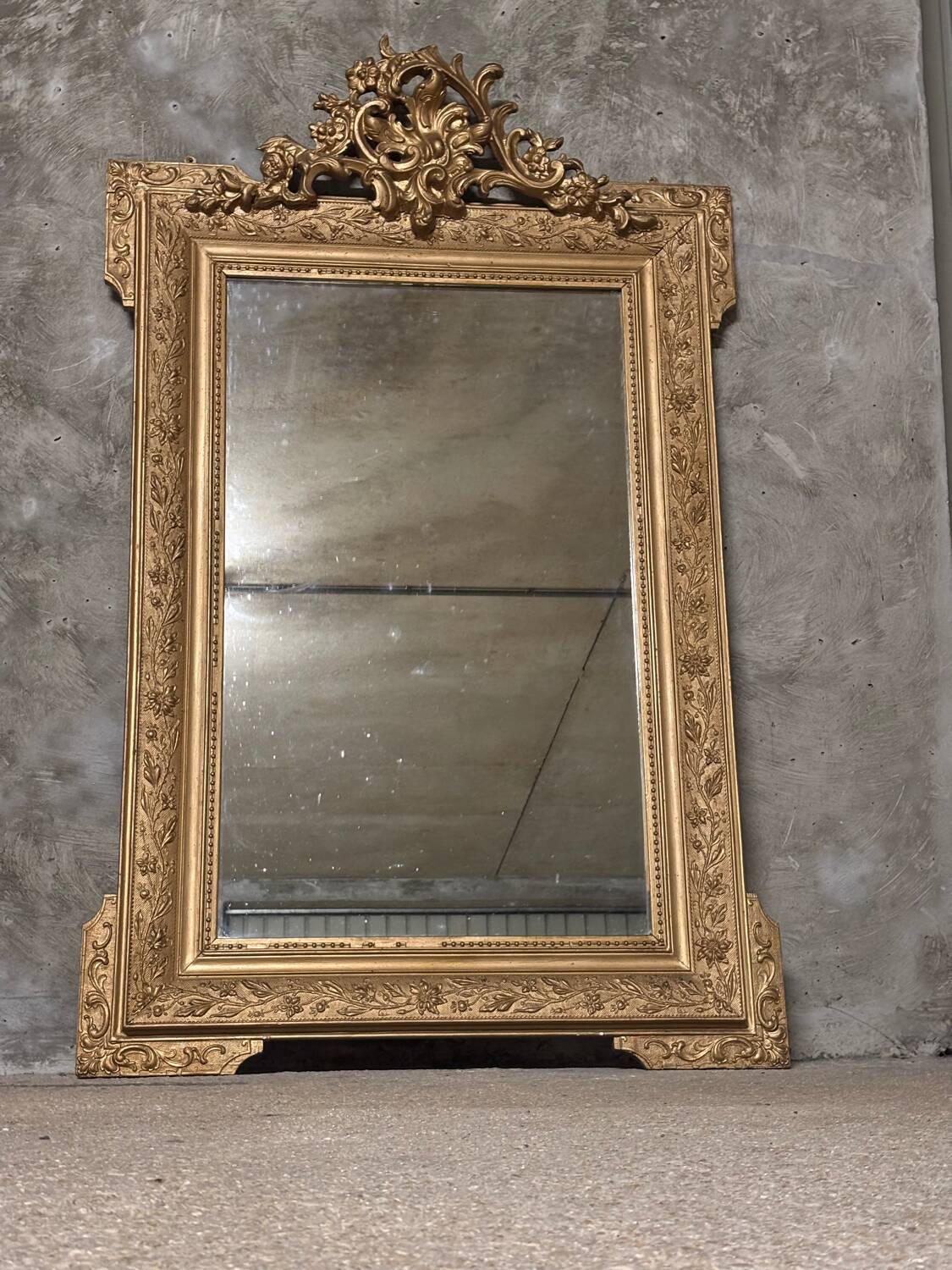 Miroir doré ancien motif floraux 19eme