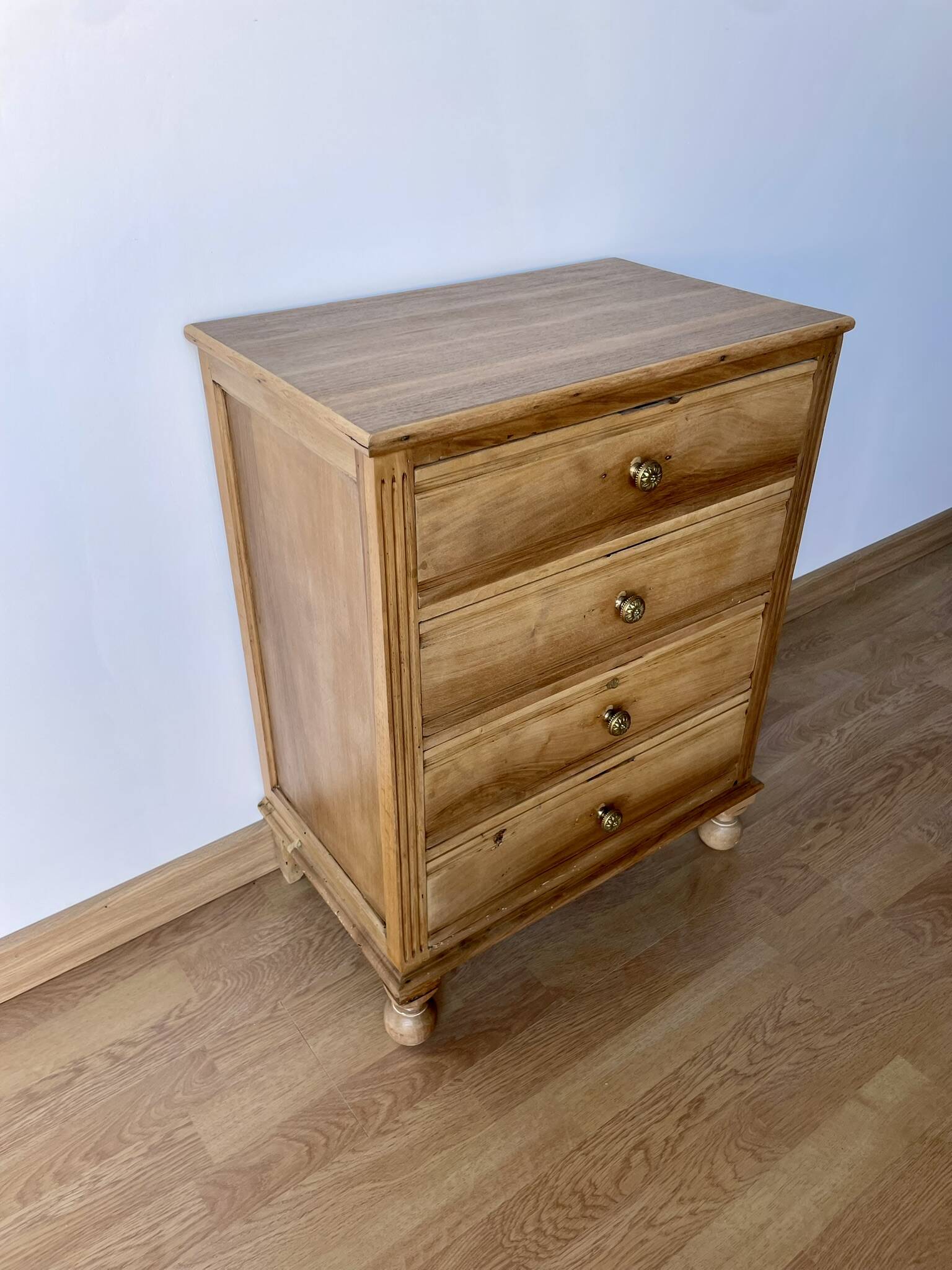 Chest of drawers or bedside table in walnut