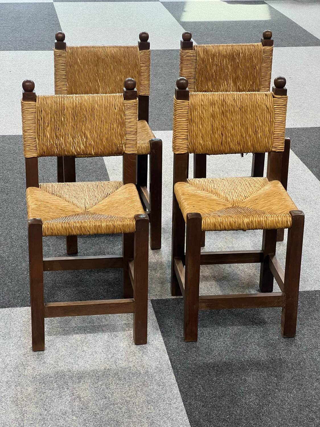 4 brutalist chairs in straw and wood