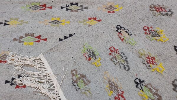 Tapis gris multicolore fait main en pure laine  195x150cm