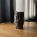 Vase en béton sculpté