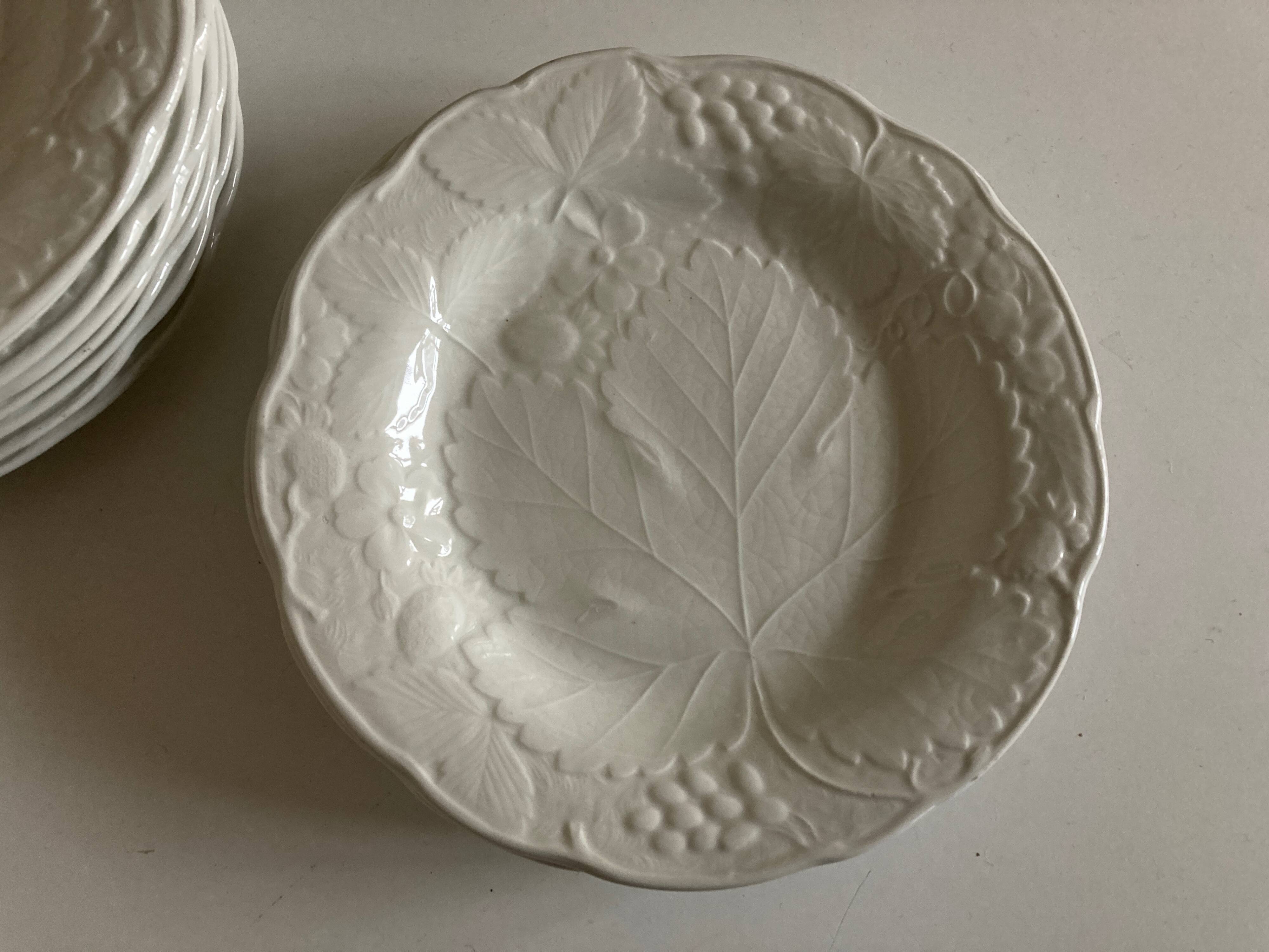 Set de 12 assiettes en faïence anglaise Burleigh Davenport relief Feuille de vigne et fraises