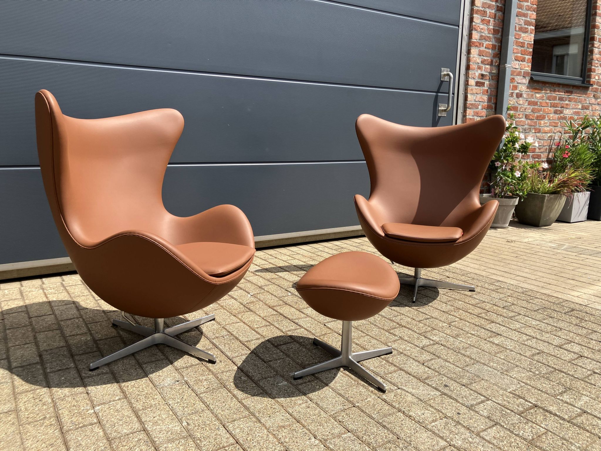 2x Fritz Hansen Egg Chair +1x Ottoman in Cognac leather NIEUW!!
