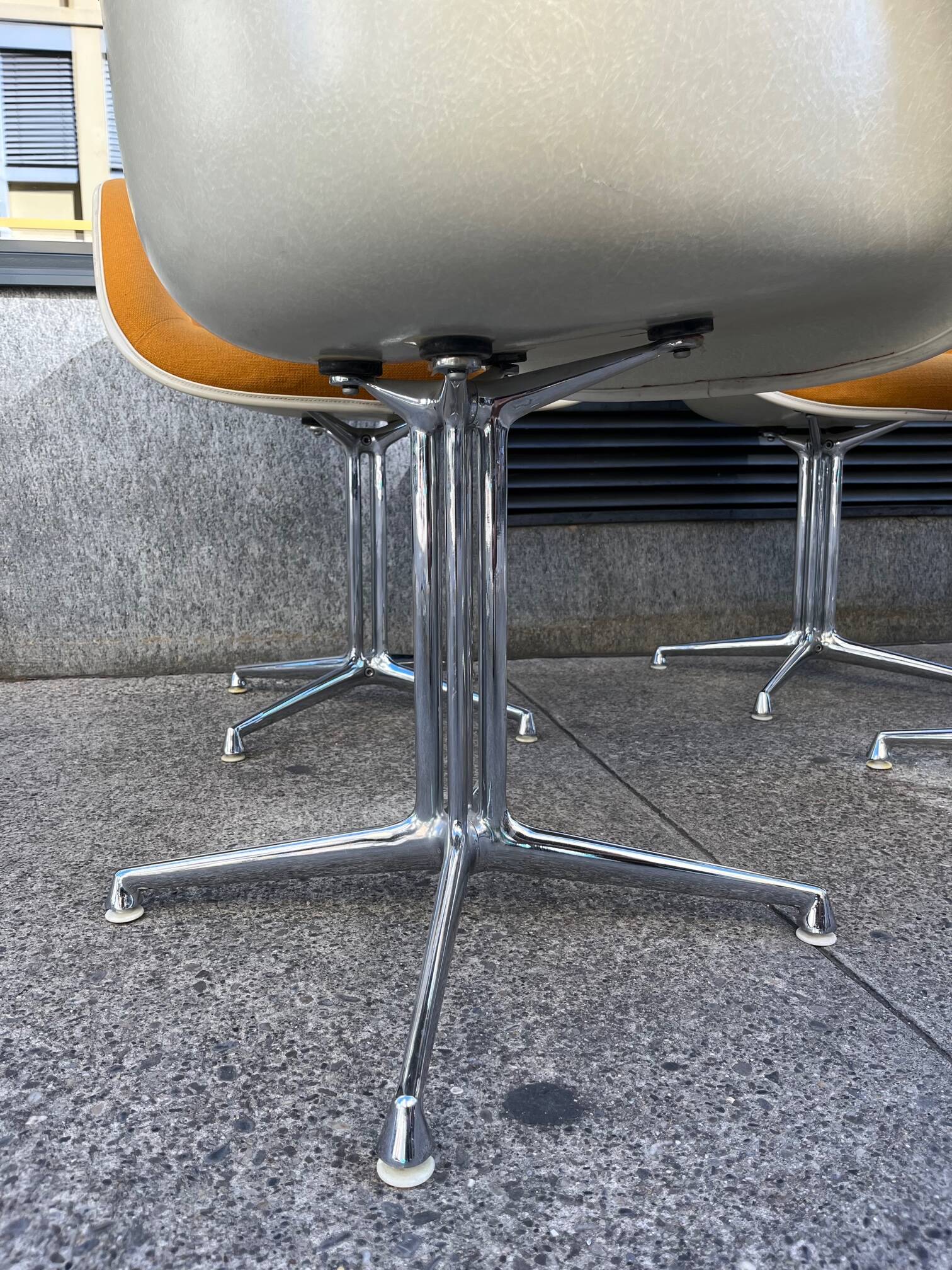 6 fauteuils Eames Lafonda tissu orange pied chromé vers 1970s