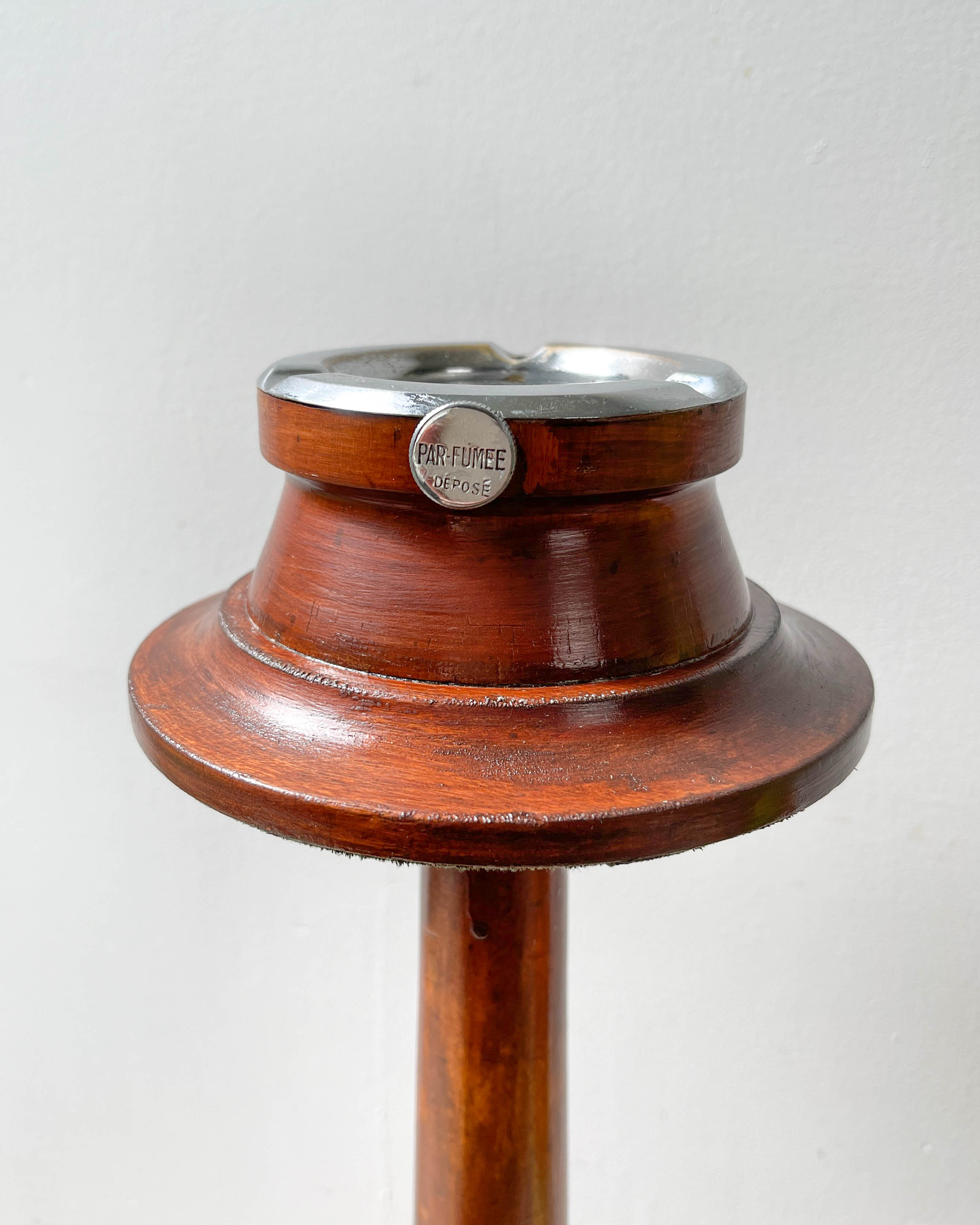 Wooden ashtray on foot 1960s par-fumee