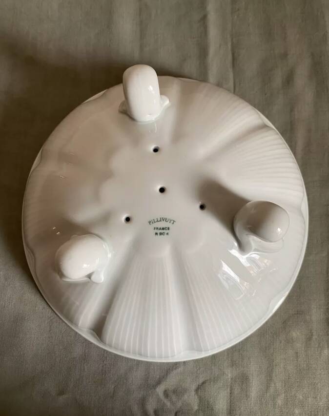 Porcelain tripod fruit strainer, Pillivuyt