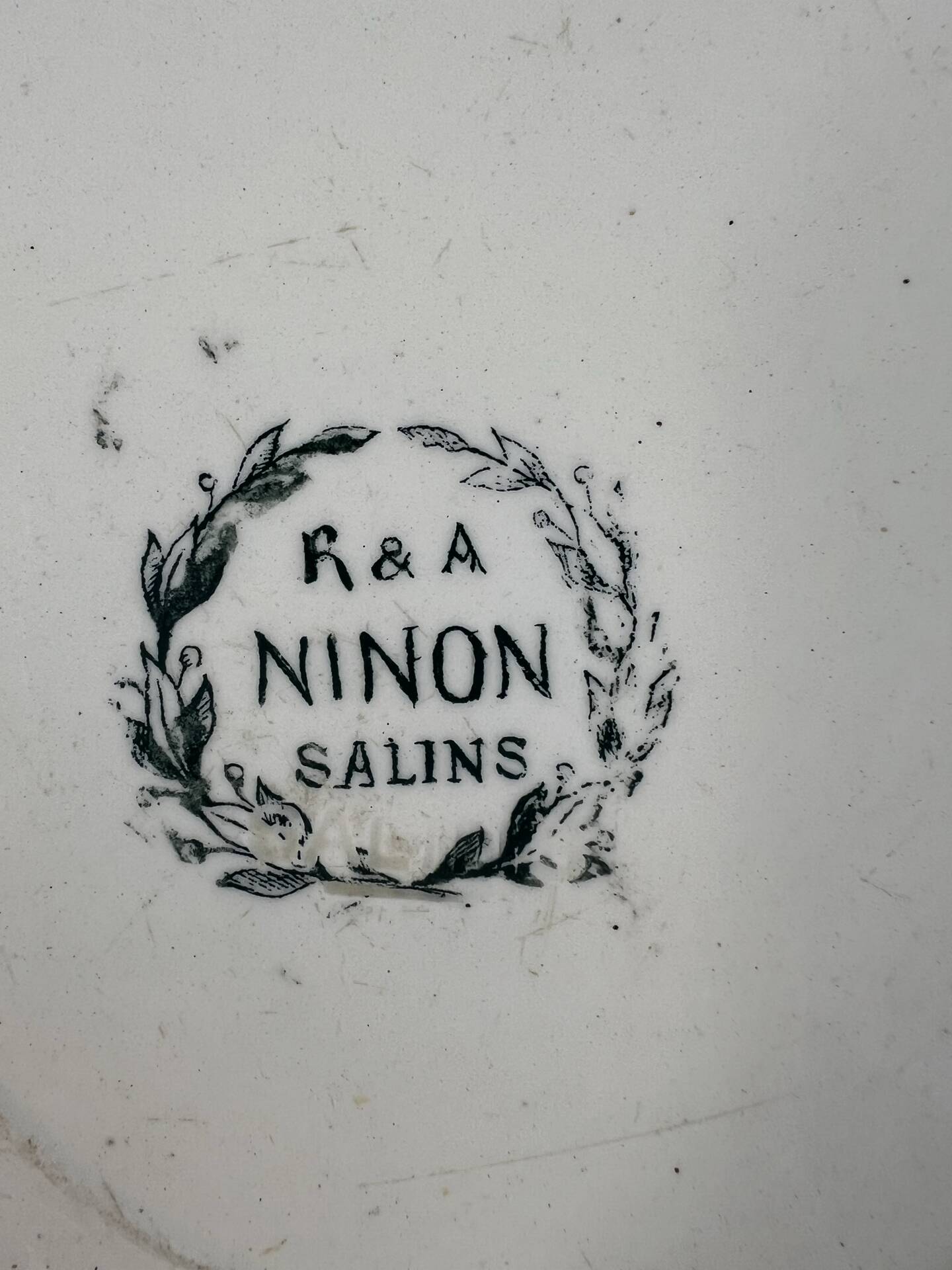 Assiette creuse en terre de fer R&A Ninon 24cm