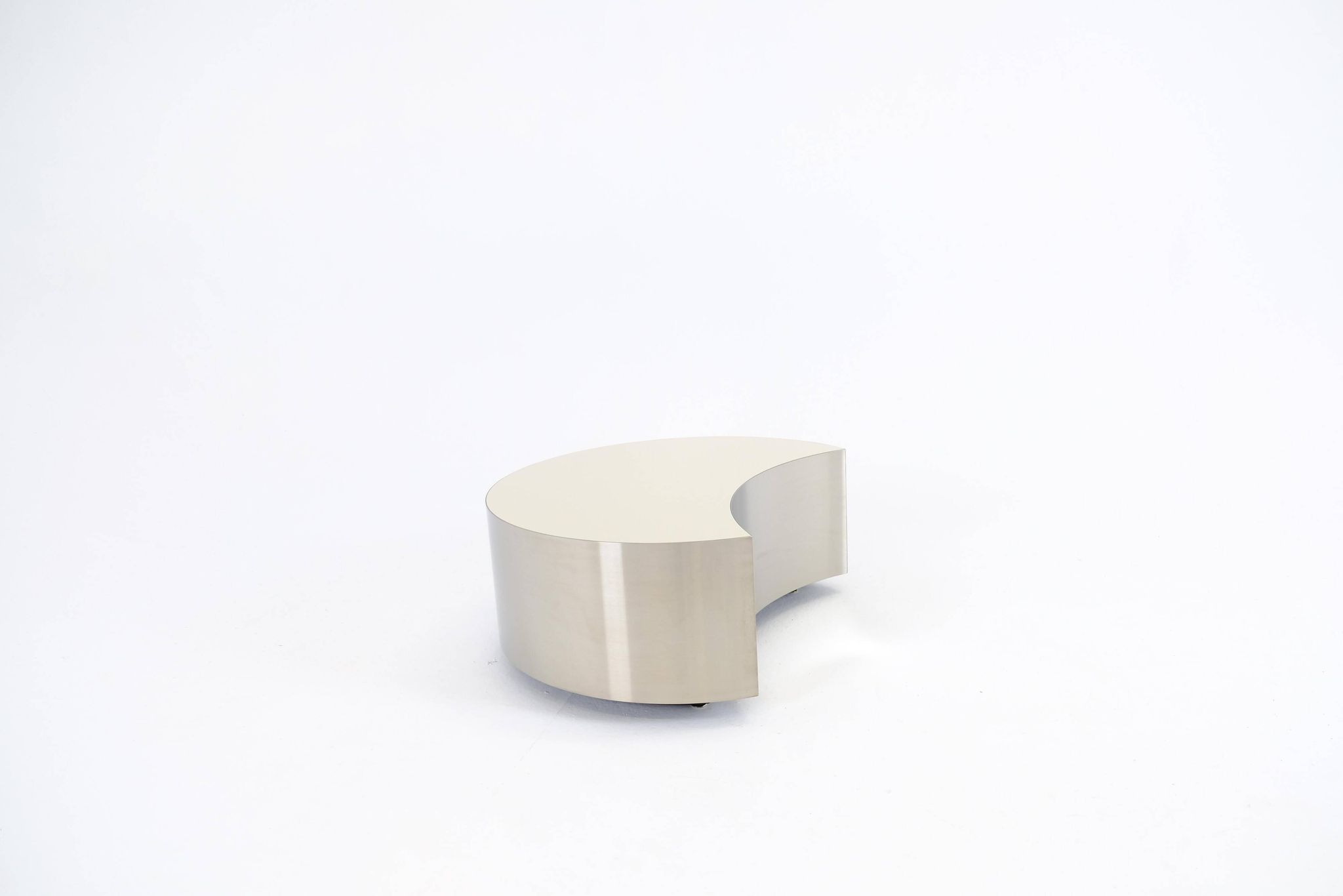 Unique side table, half-moon shape, brass/steel and polished laminate, size M.