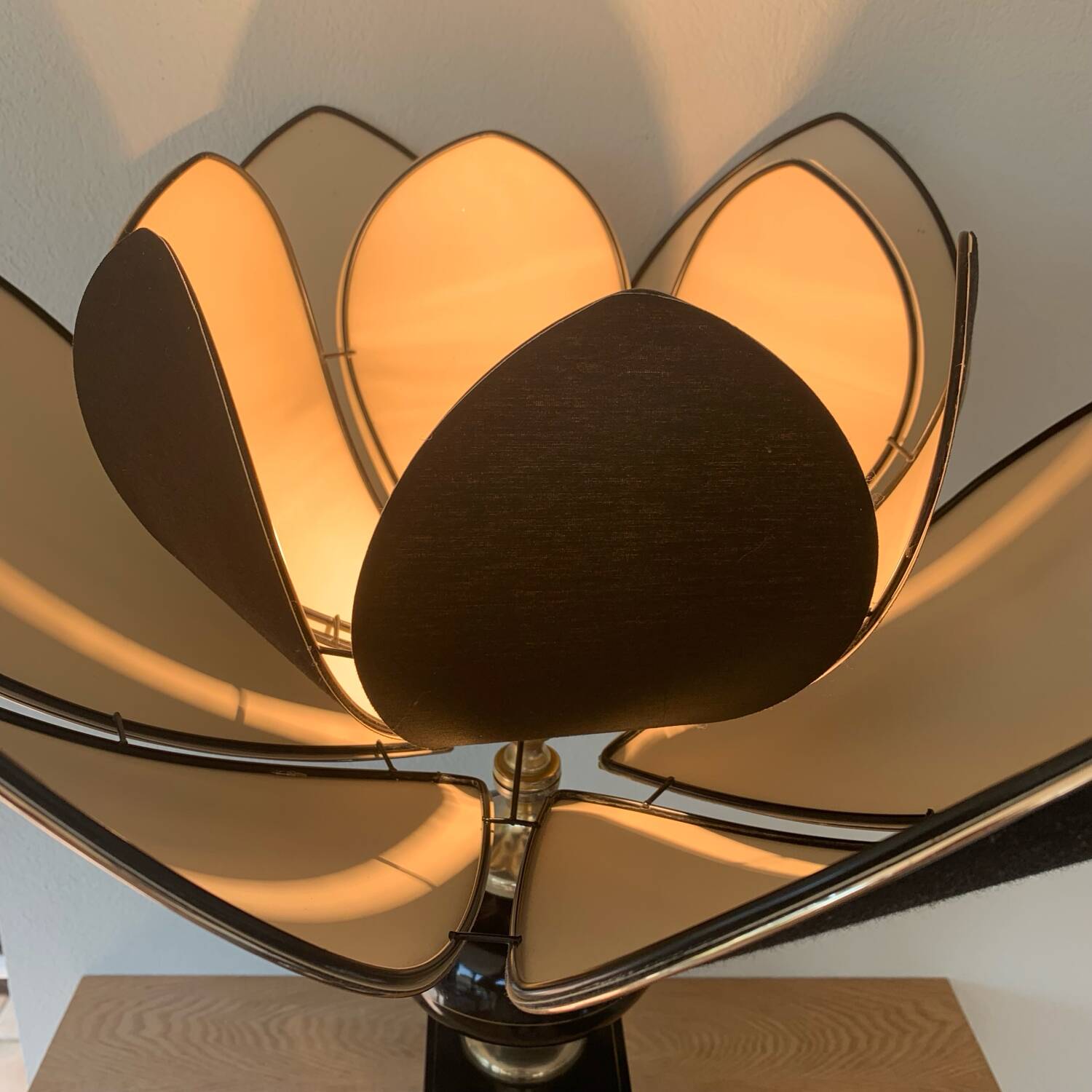 ▪️The Dolphin Lamp Jennings Lotus Lampshade Hollywood Rengency