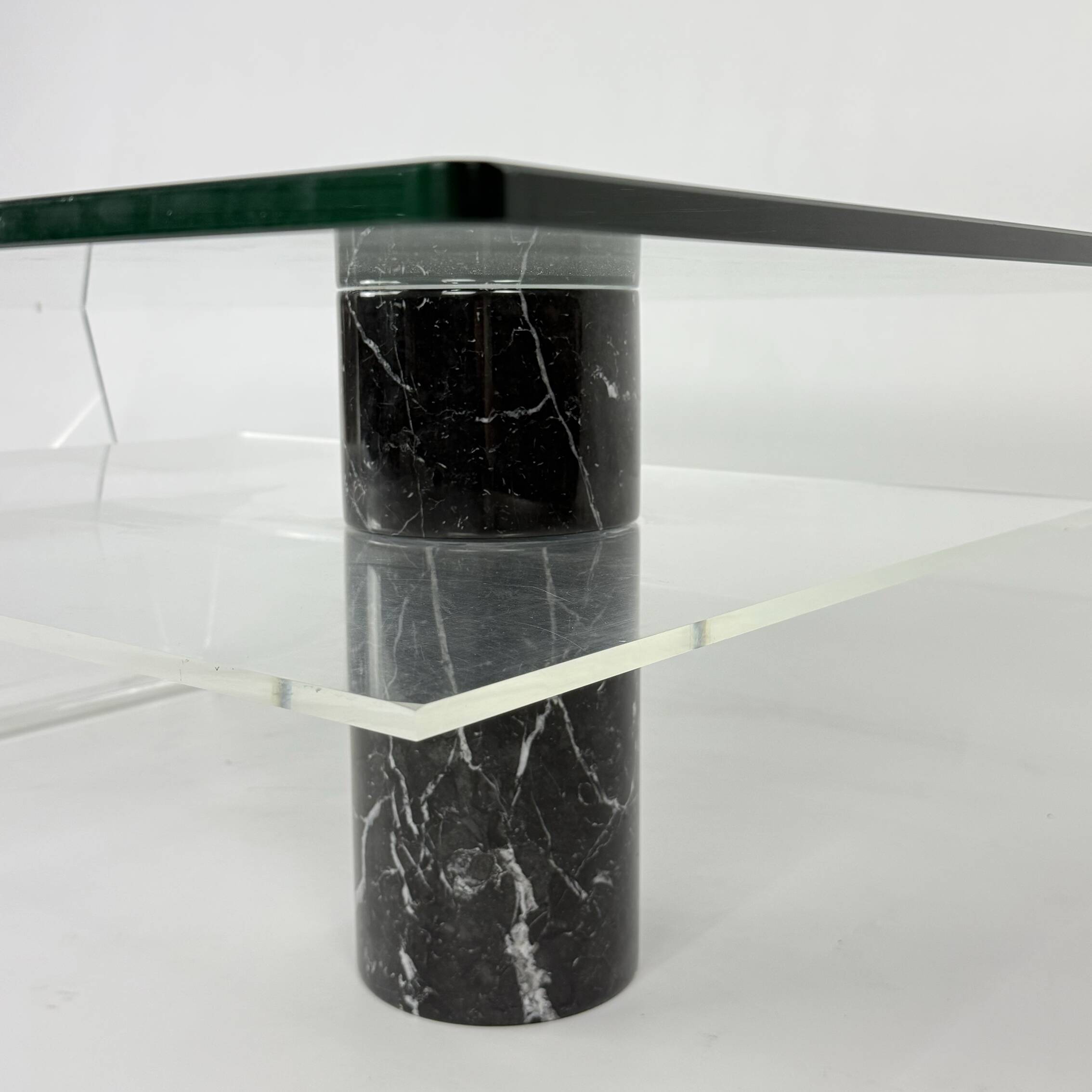 Table basse postmoderne italienne en marbre et verre, années 1990