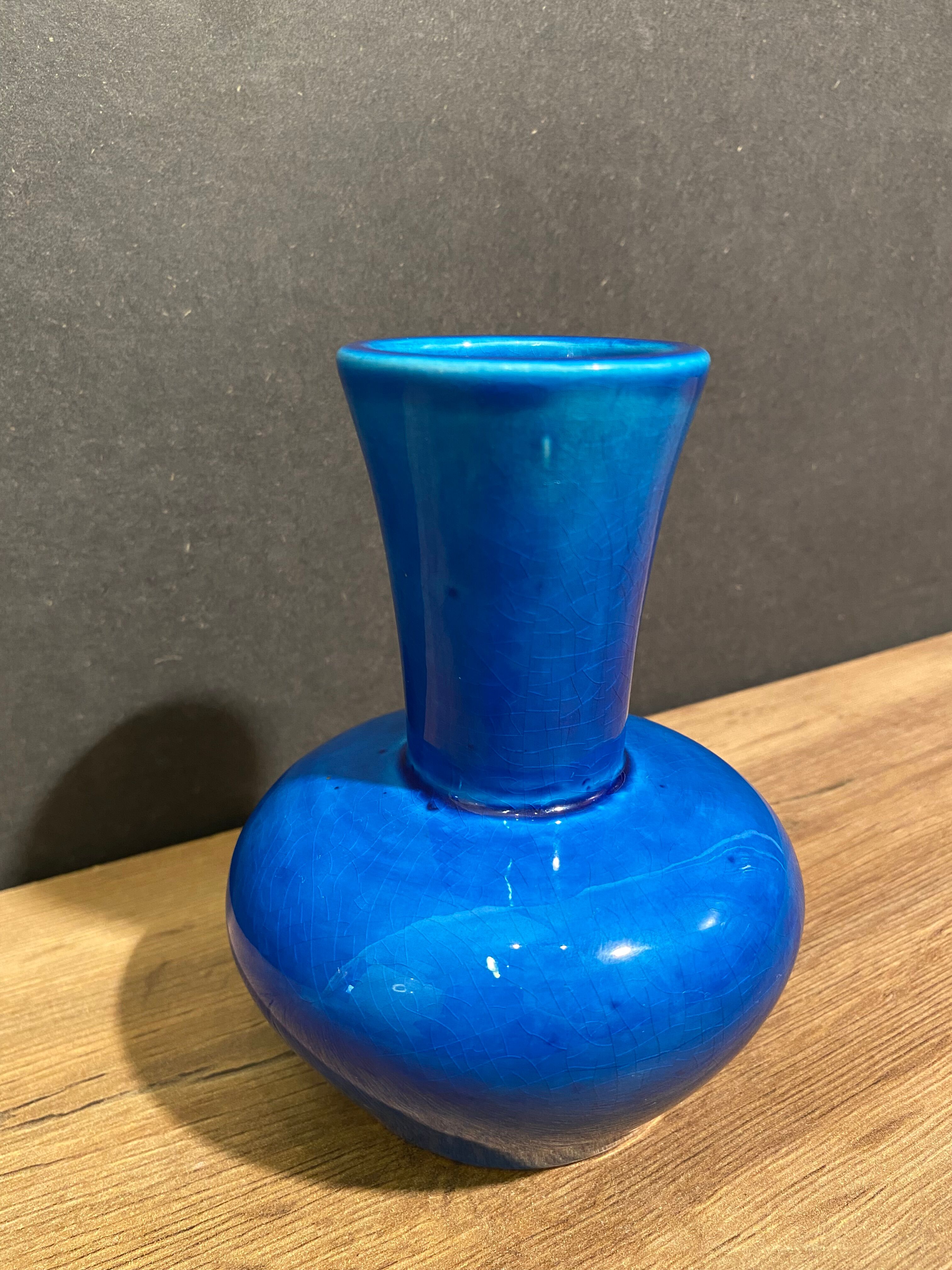 Vase signé en faïence bleue turquoise
